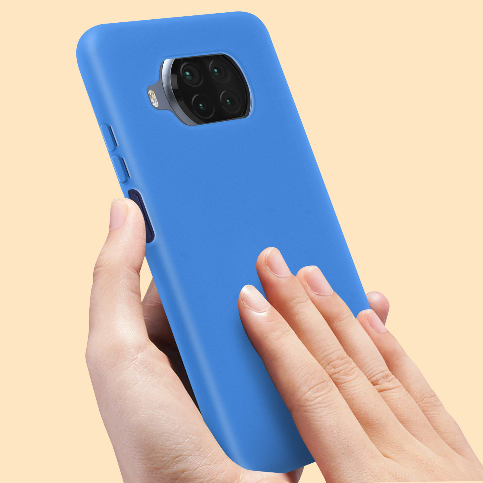 Una mano che tiene una custodia blu per telefono adatta a un telefono con un rilievo per la fotocamera. Lo sfondo è color pesca.