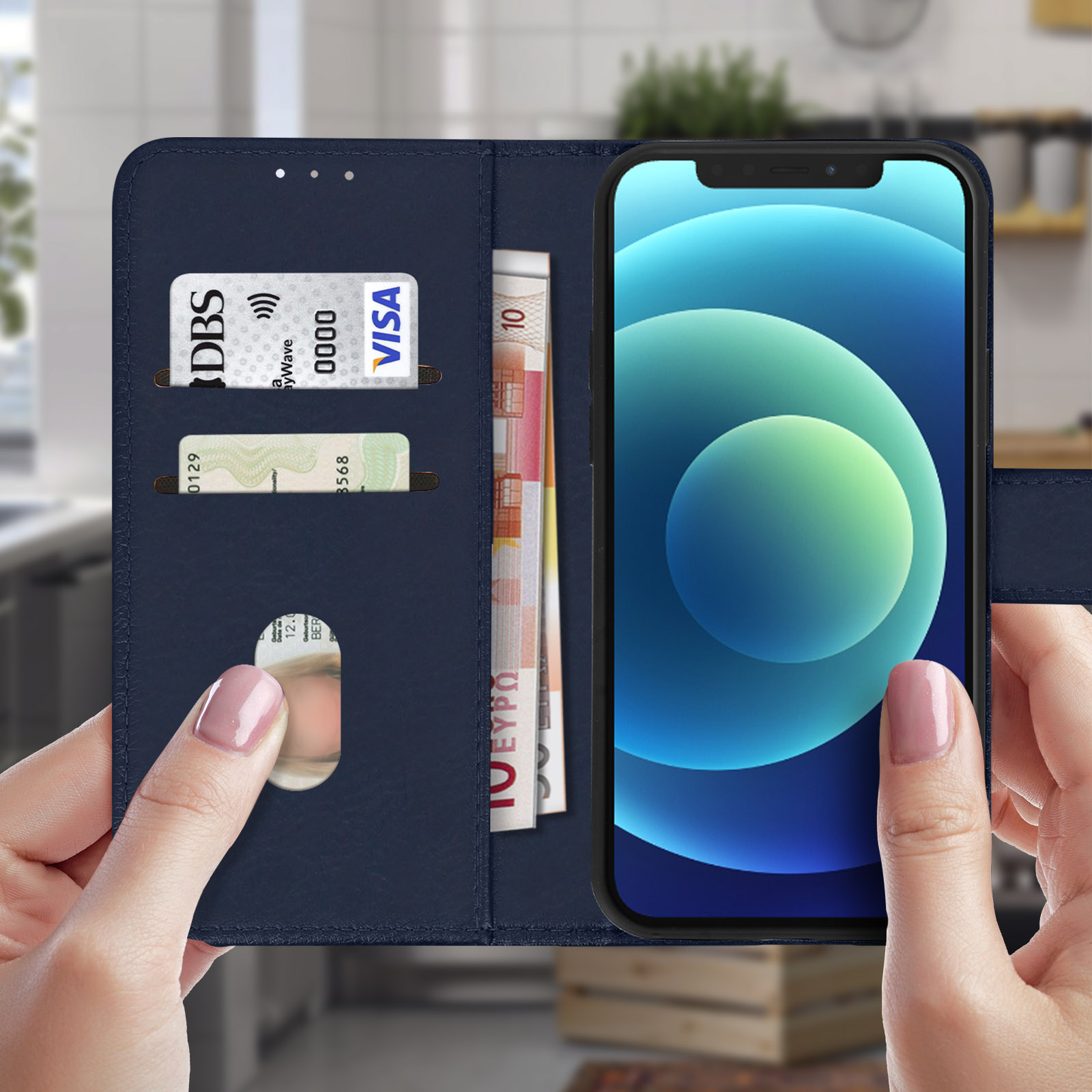 Handen die een donkerblauwe telefoonhoes vasthouden met een telefoon en creditcards erin. Eurobiljetten.