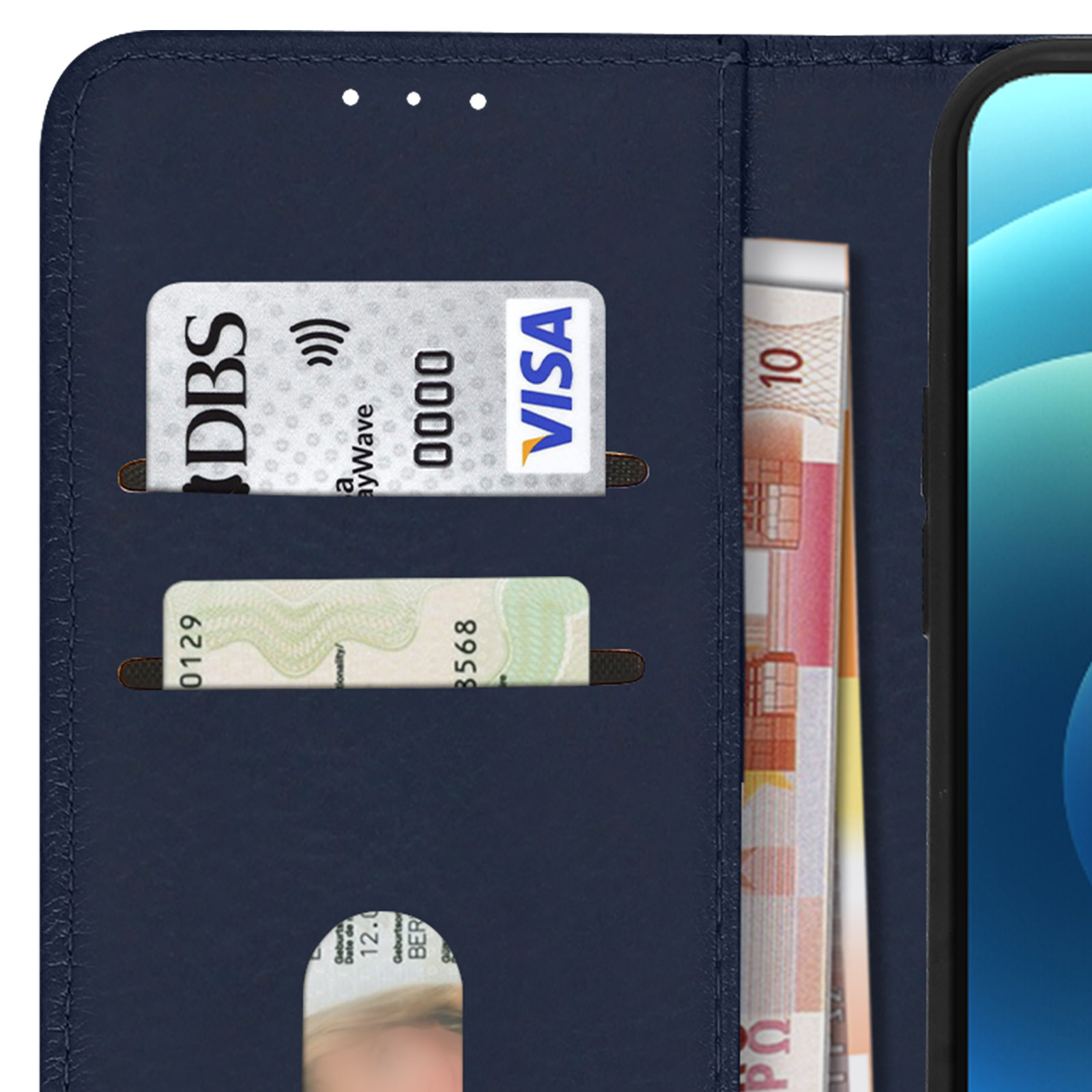 Een portemonnee met creditcards en contant geld erin. De portemonnee is donkerblauw, met Visa- en DBS-kaarten.