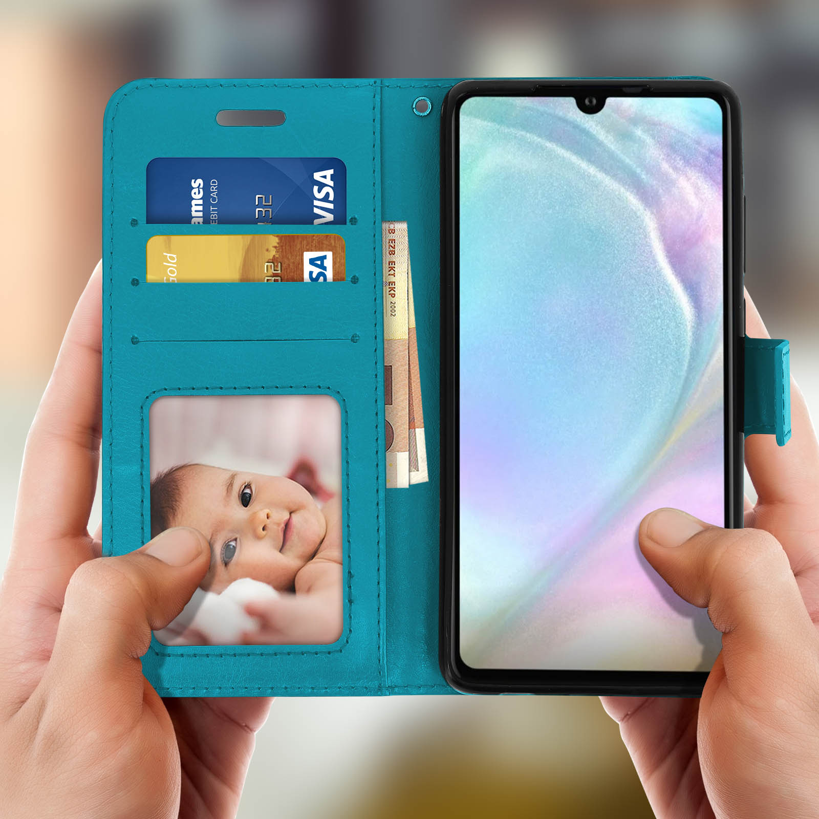 Una custodia per telefono color turchese è aperta, mostrando una foto di un bambino, carte di credito e contanti.