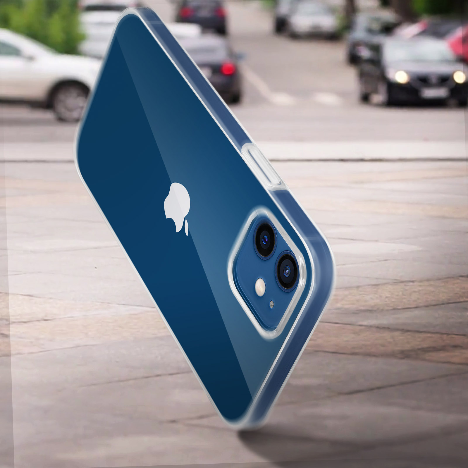 Een telefoon met een blauwe achterkant en het Apple-logo op een weg.