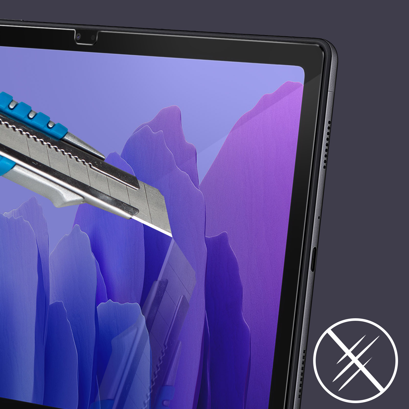 Proteggi schermo per tablet tagliato con un taglierino. Lo schermo ha un design astratto viola.