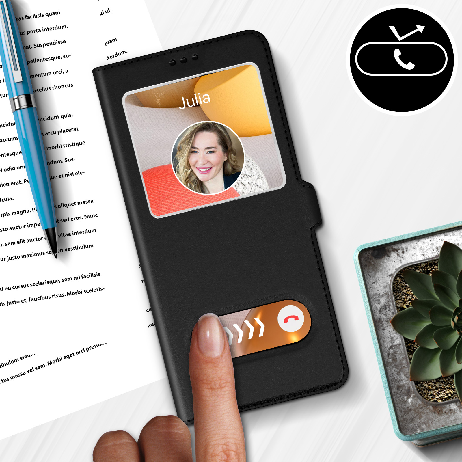 Zwarte telefoonhoes met een venster voor een oproepweergave. Hand raakt het scherm aan.