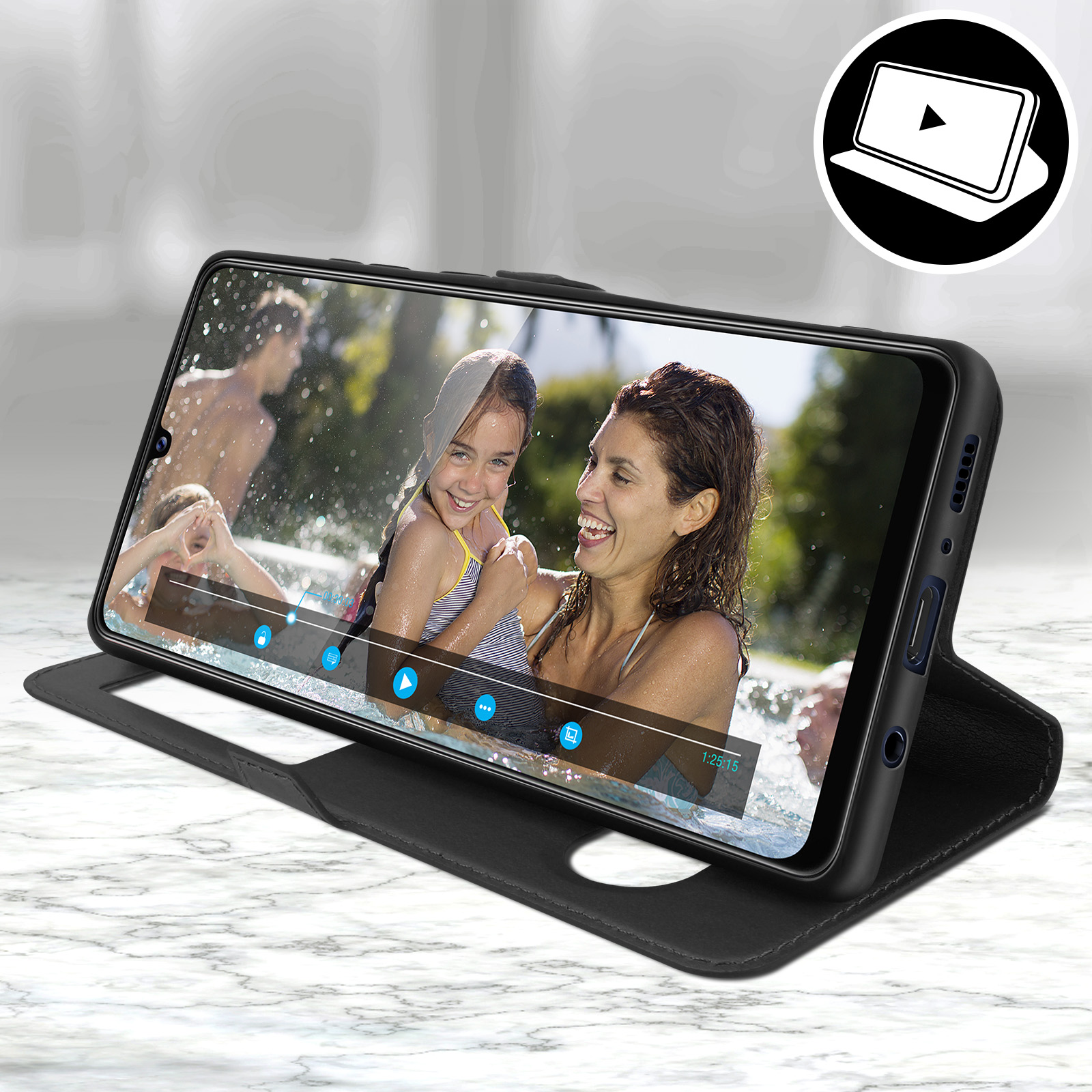 Telefoon in een zwarte hoes met een video van mensen in water. Wit cirkelicoon.