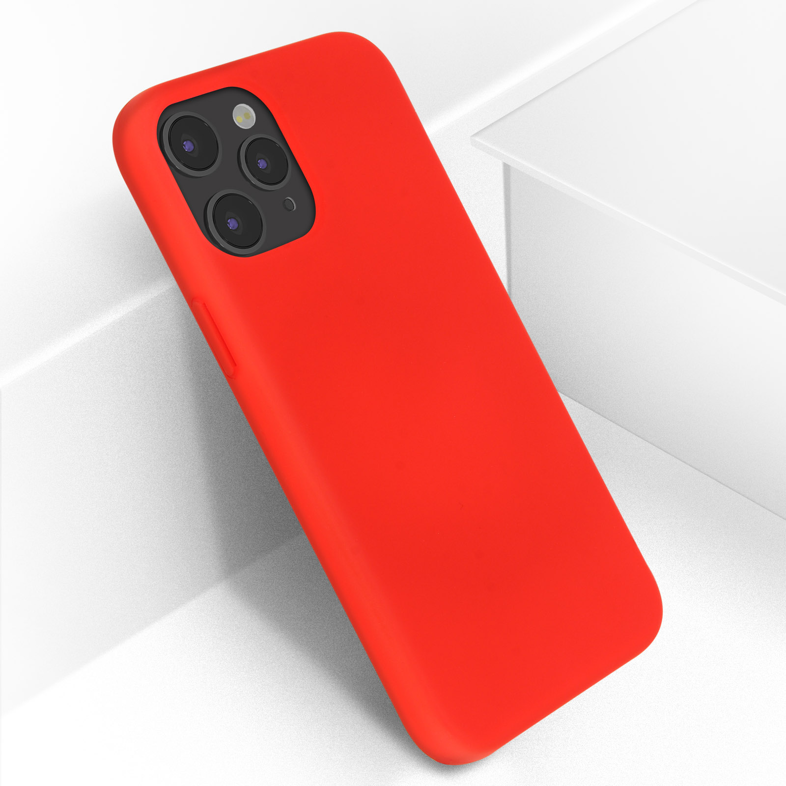 Une coque de téléphone rouge. La coque est rouge uni et possède une bosse pour l'appareil photo avec trois lentilles.