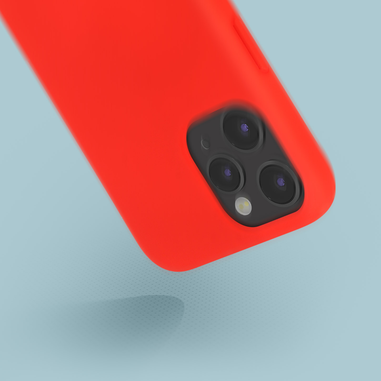 Rode telefoonhoes met zwarte cameralenzen op lichtblauwe achtergrond.