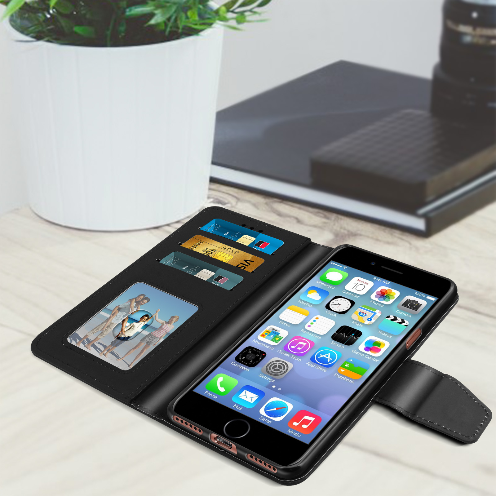 Custodia per telefono nera aperta con telefono e carte. Vaso bianco e libro sullo sfondo.