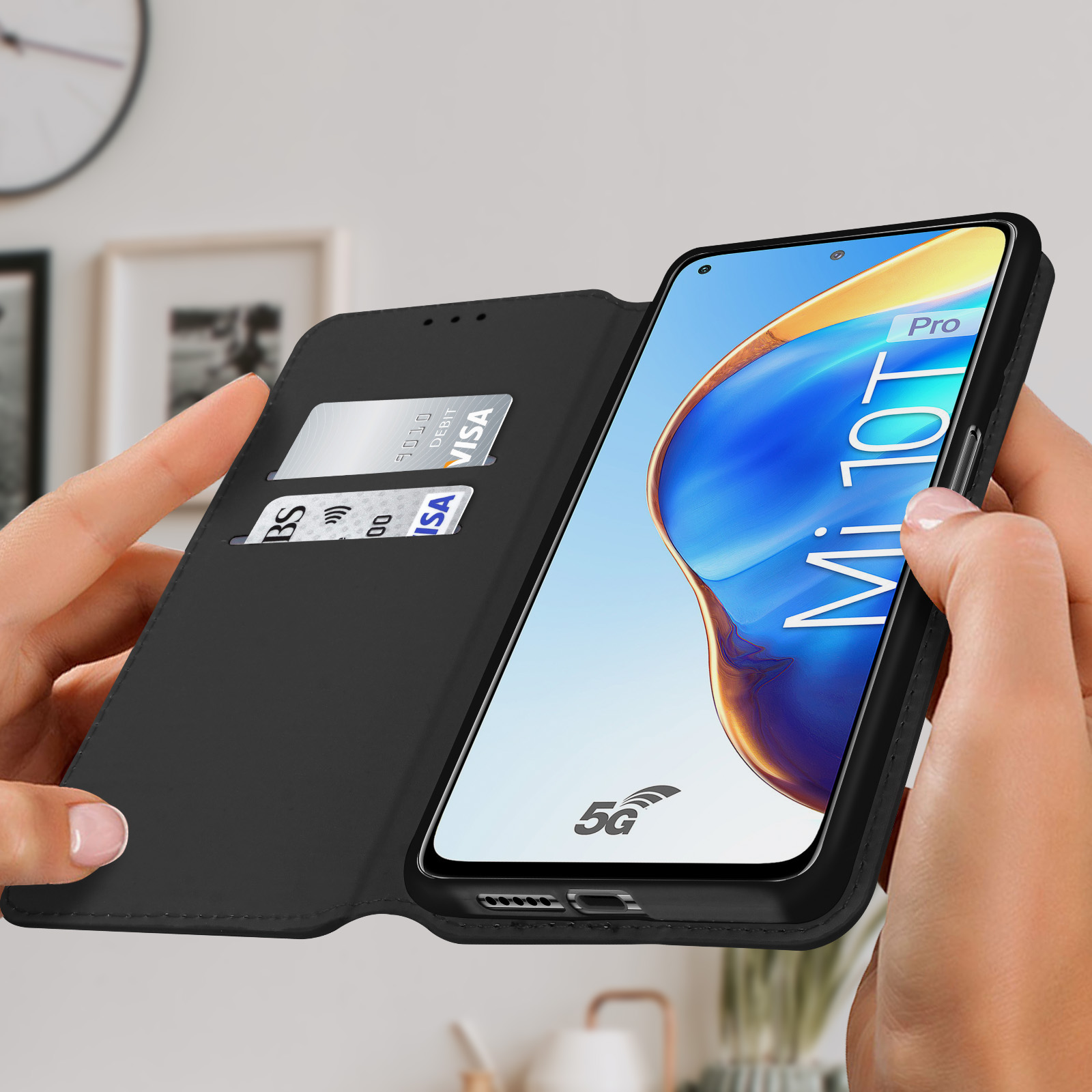 Handen houden een zwarte telefoonhoes open, met een telefoon met scherm en creditcards.