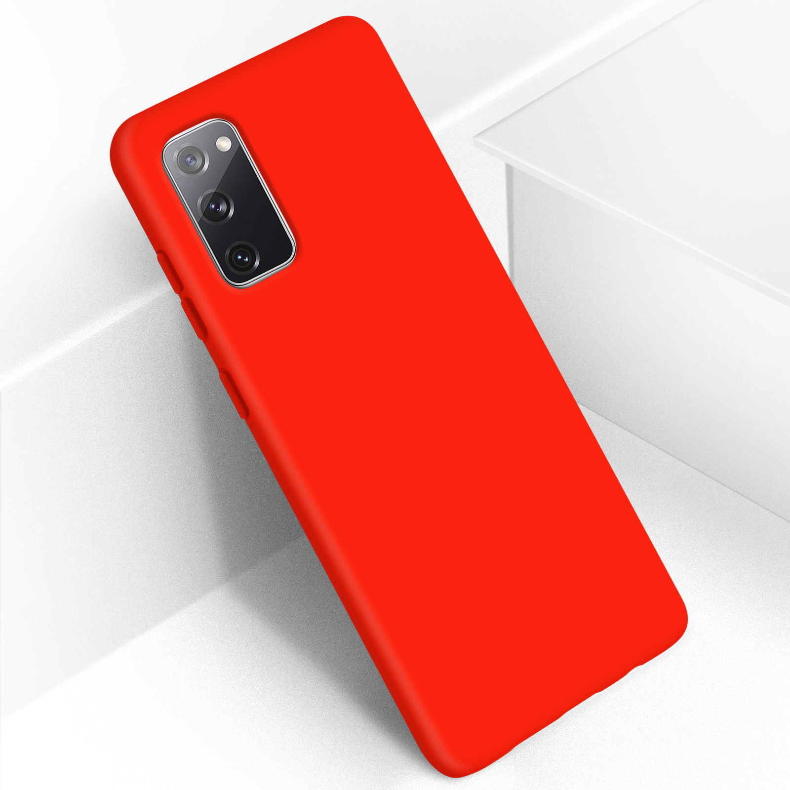 Coque de téléphone rouge avec caméras, sur surface blanche. Vue en angle.