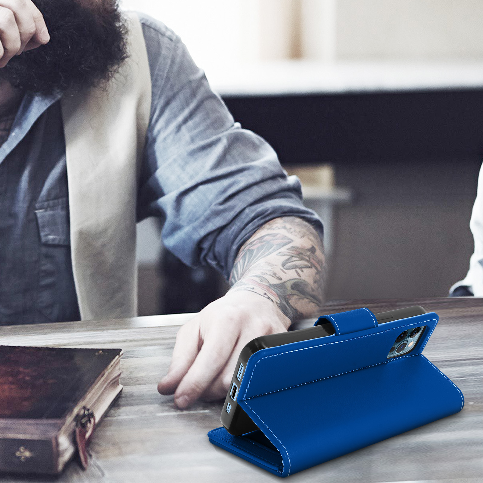 Een blauwe telefoonhoes is opengeklapt en op een tafel gezet. De telefoon binnenin is zichtbaar.