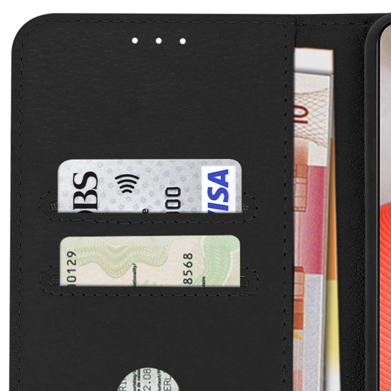 Gros plan sur une coque de téléphone noire avec des cartes et de l'argent à l'intérieur.