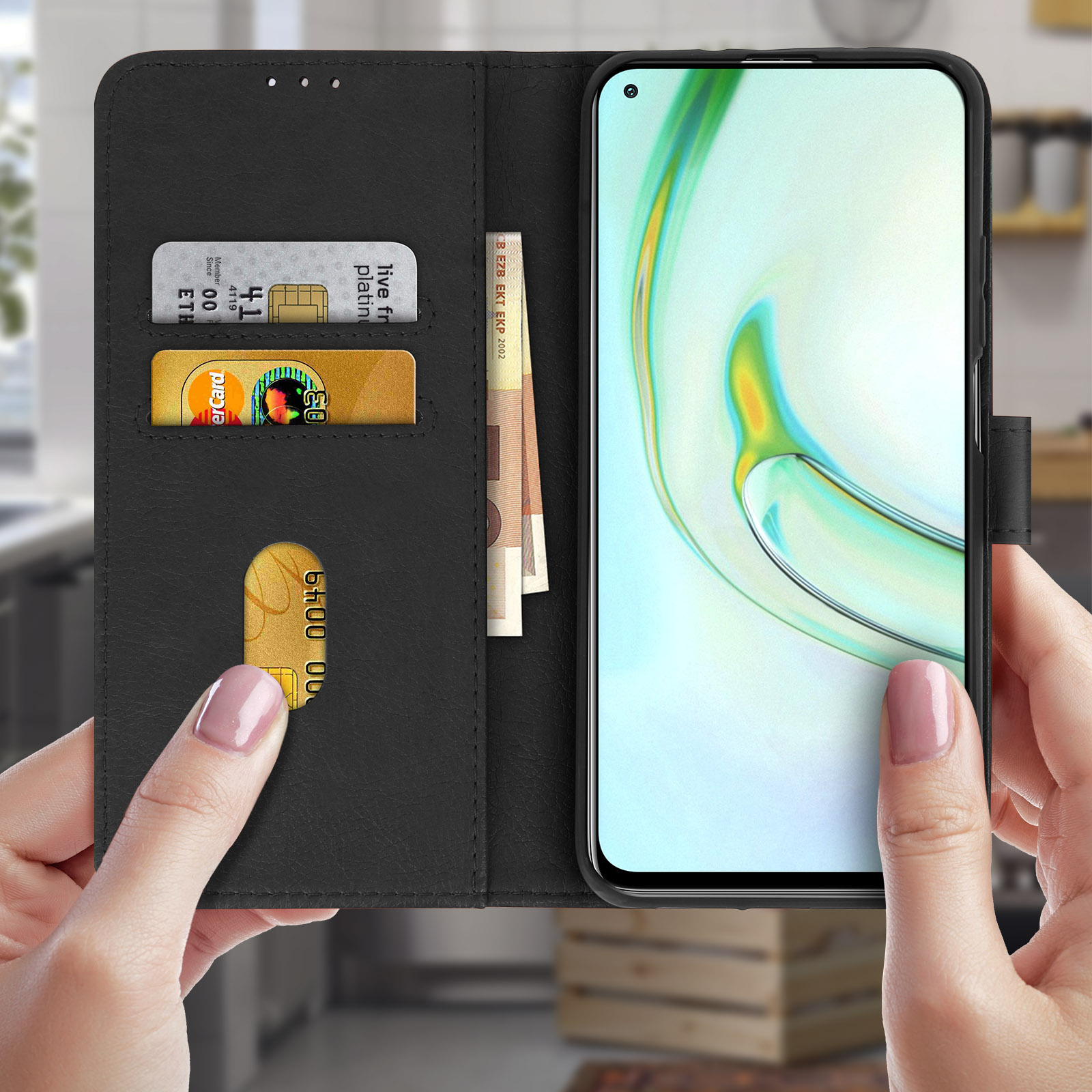 Custodia nera per telefono con carte e denaro. Una mano tiene il telefono. Il telefono mostra uno schermo verde. Sfondo chiaro.