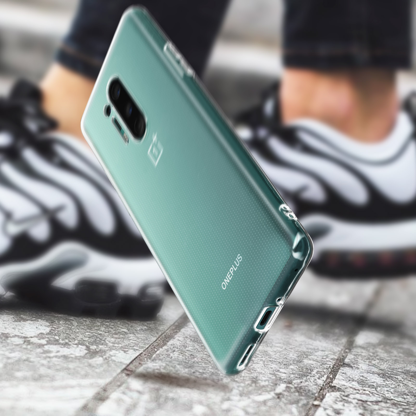 Custodia verde per telefono con logo OnePlus su sfondo di pietra. La custodia ha un design pulito.