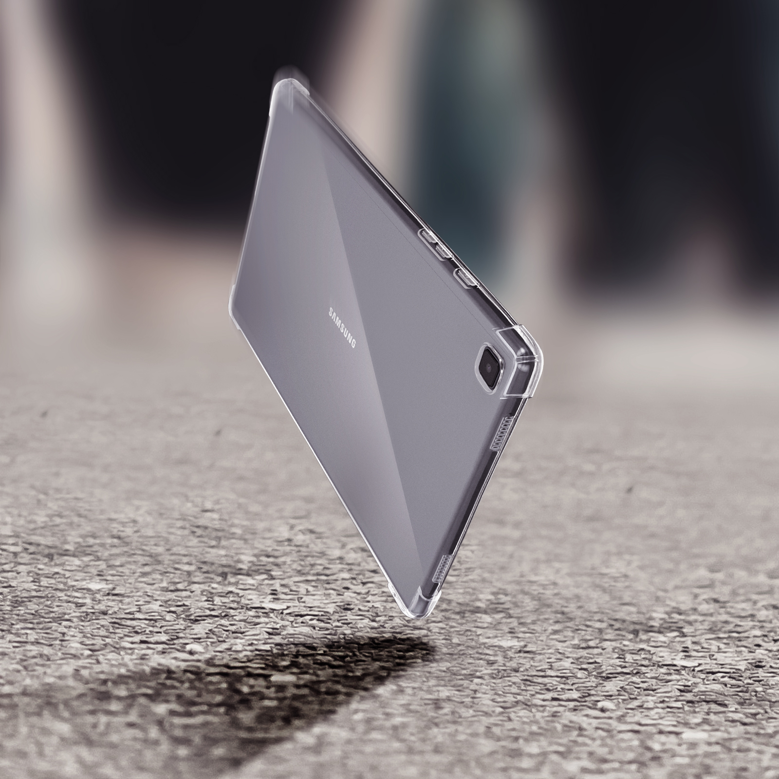 Ein Tablet in einer transparenten Hülle, auf einer grauen Oberfläche geneigt. Die Kamera ist sichtbar.