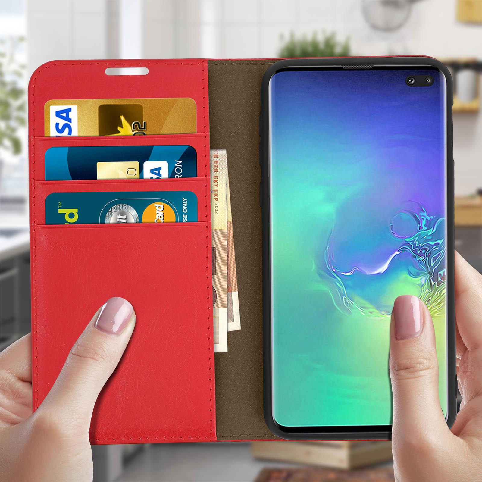 Portafoglio rosso aperto, rivela fessure, contanti e telefono.