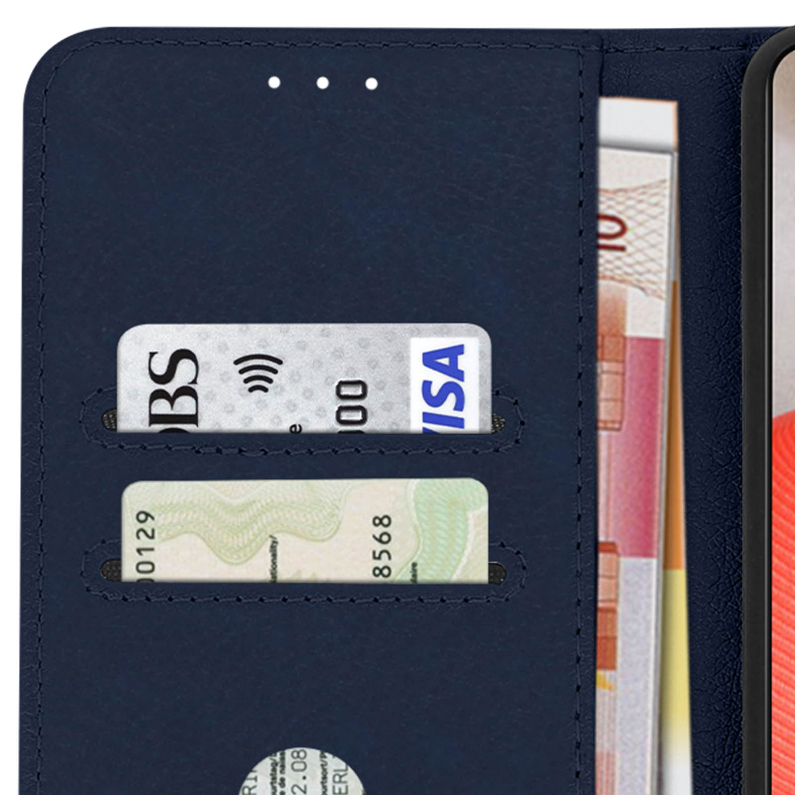 Custodia a portafoglio con carte all'interno. Le carte sono VISA e altre carte bancarie.