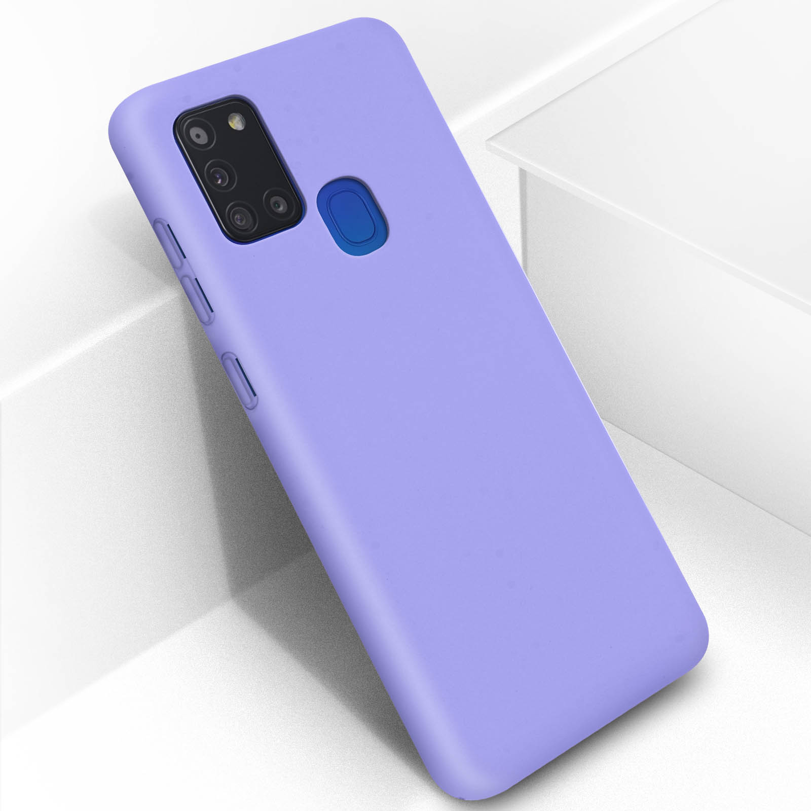 Een lavendelkleurige telefoonhoes met een camera-uitsparing.