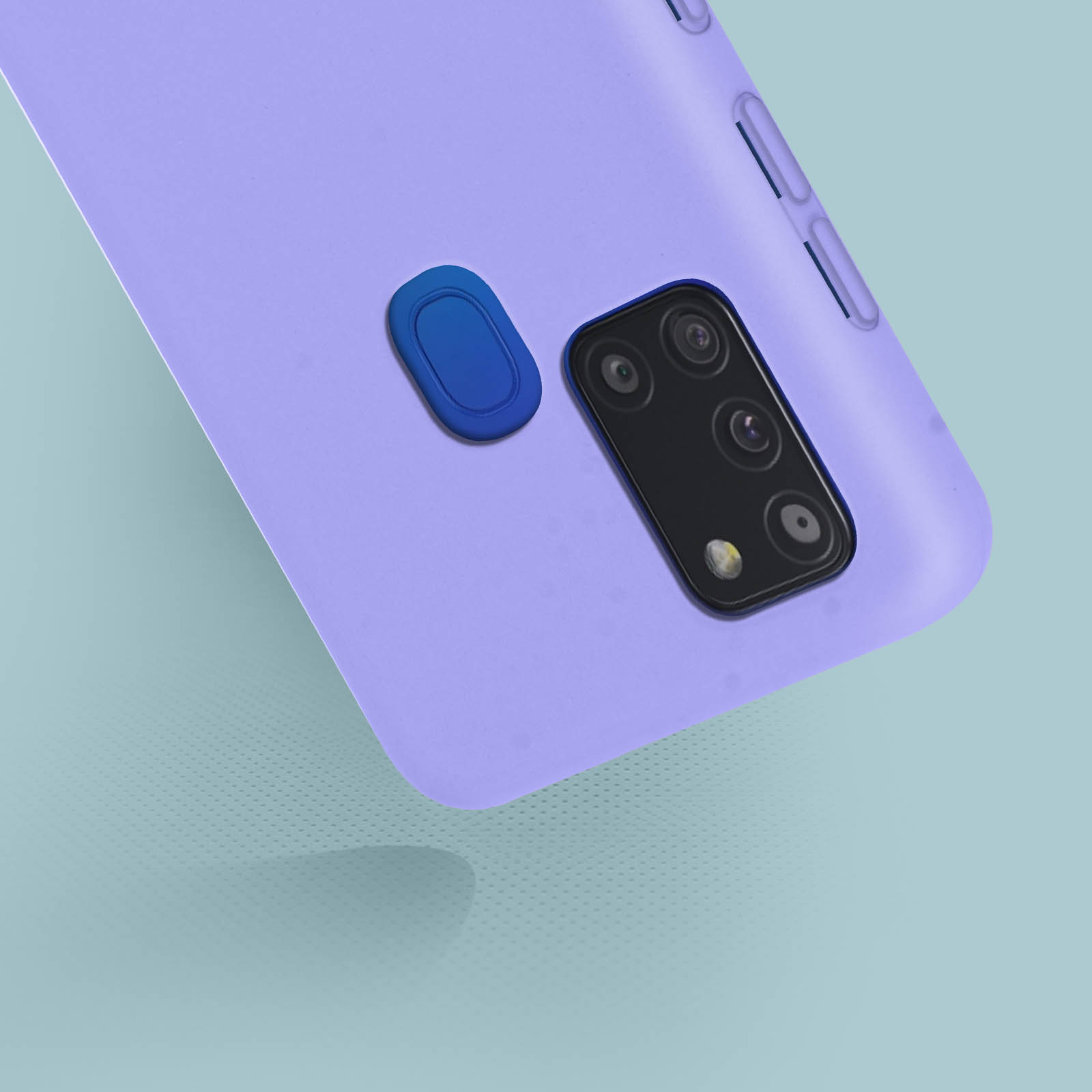 Een paarse telefoonhoes met een camera. De hoes staat op een lichtblauwe achtergrond.