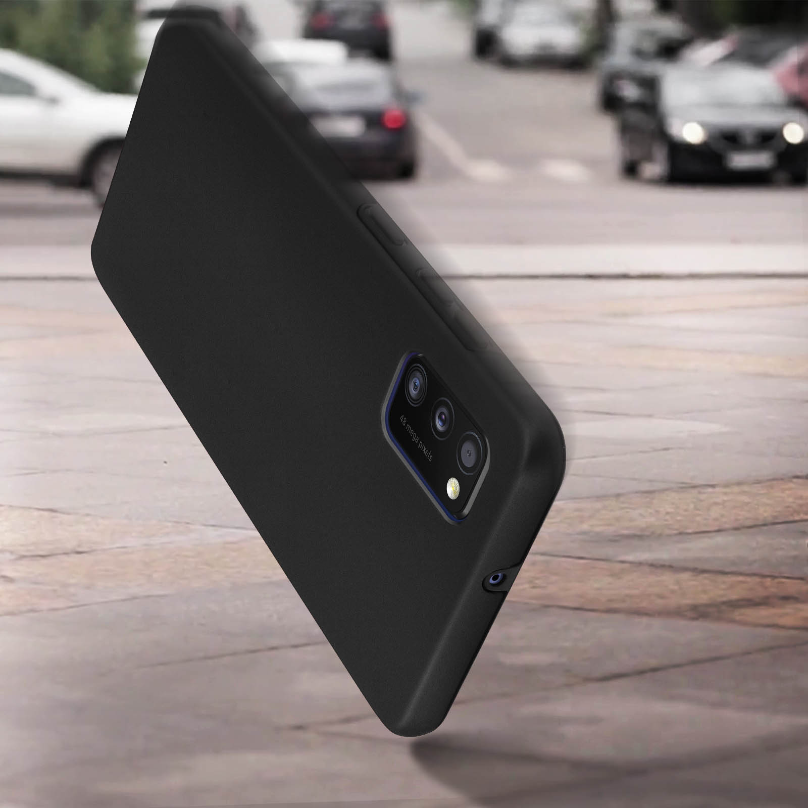 Un étui de téléphone noir avec un téléphone à l'avant. Le fond est une rue de la ville avec des voitures.