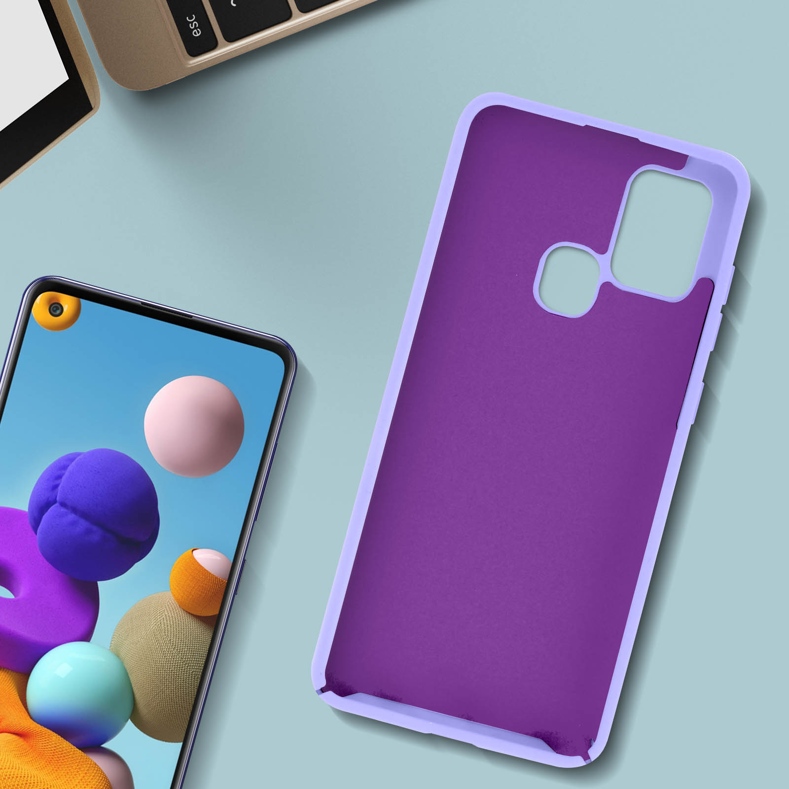 Paarse telefoonhoes, een smartphone met kleurrijke bollen en een toetsenbord.
