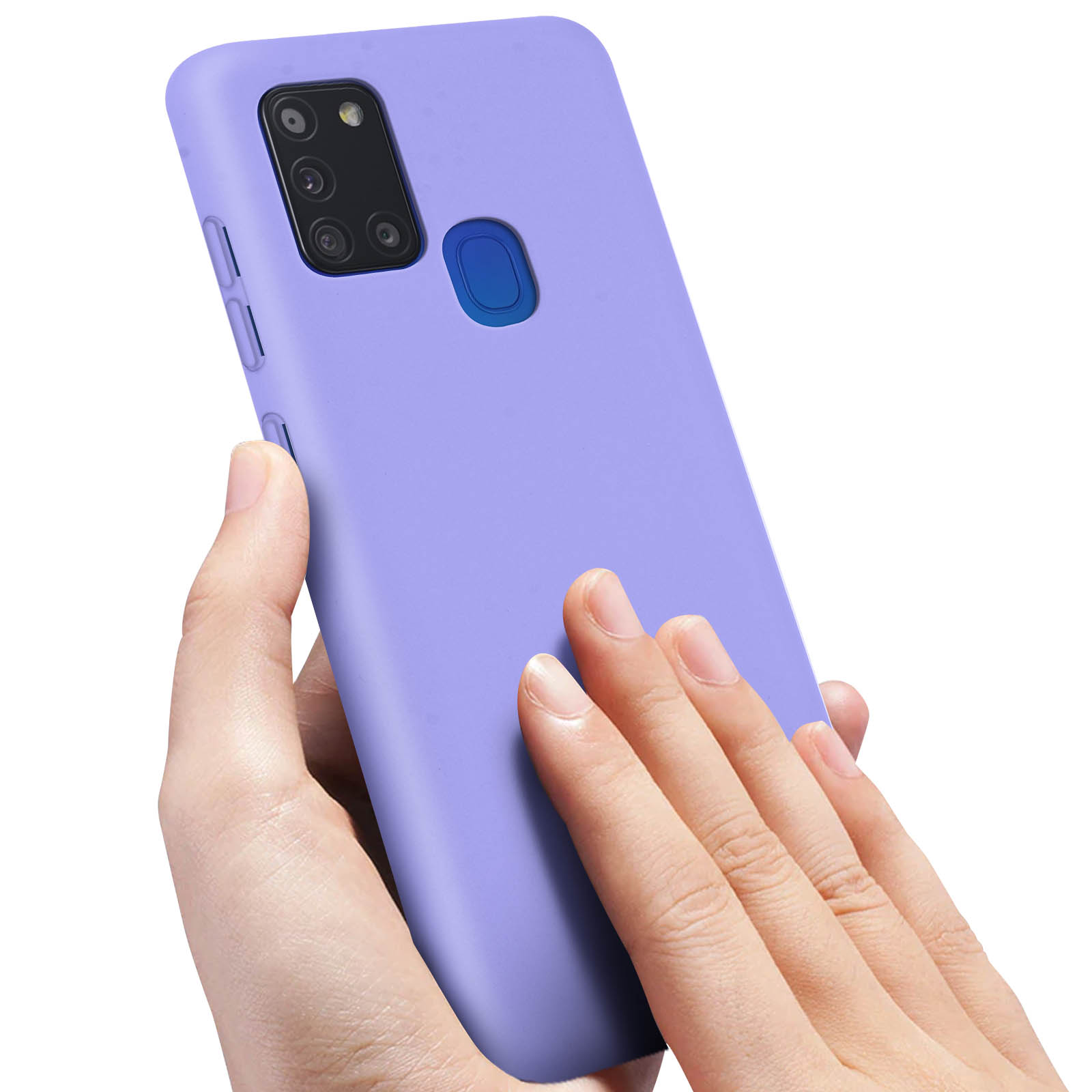 Handen die een paarse telefoonhoes vasthouden. Telefoon met meerdere camera's. Witte achtergrond.