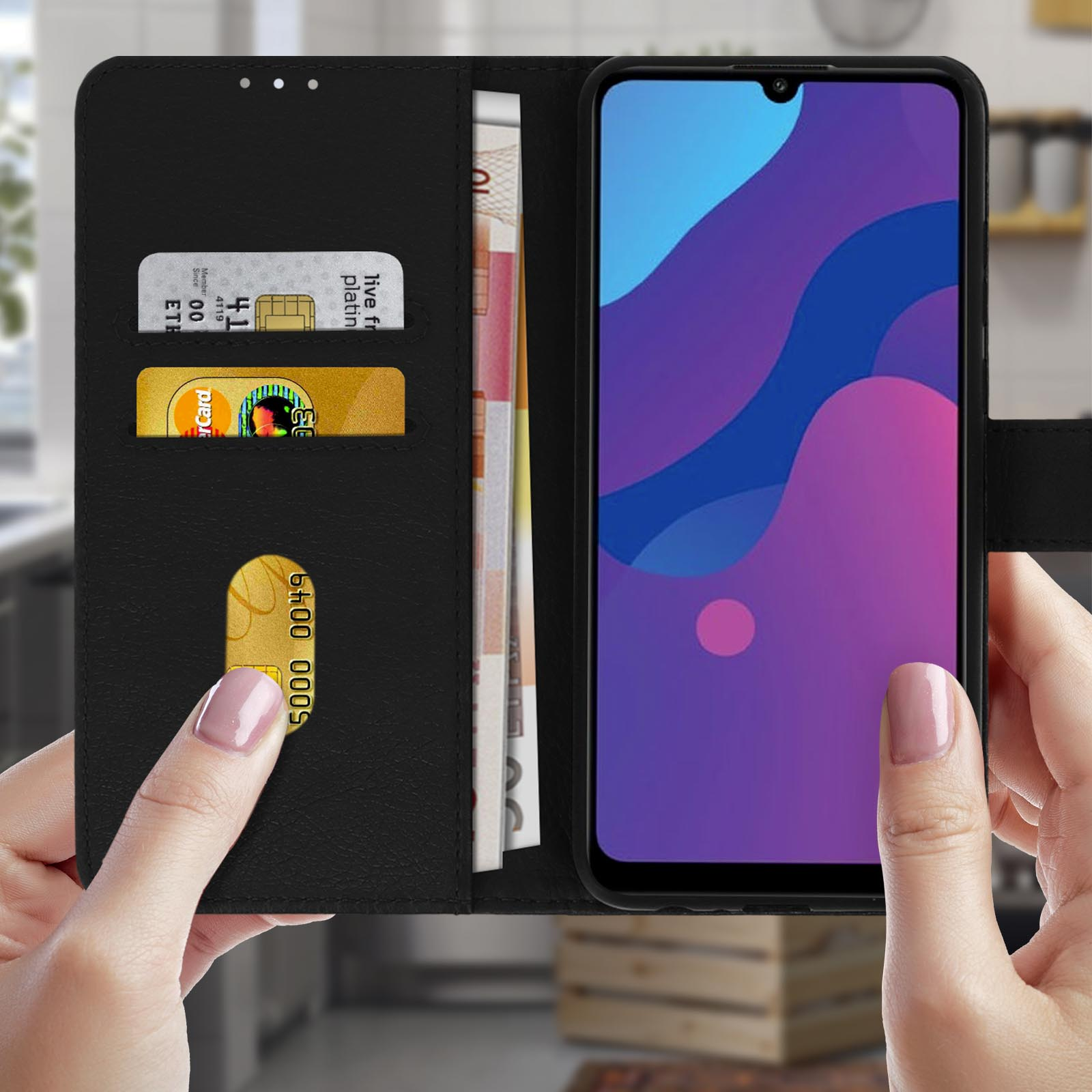 Custodia nera aperta, mostra telefono, carte e contanti. Le mani lo tengono.