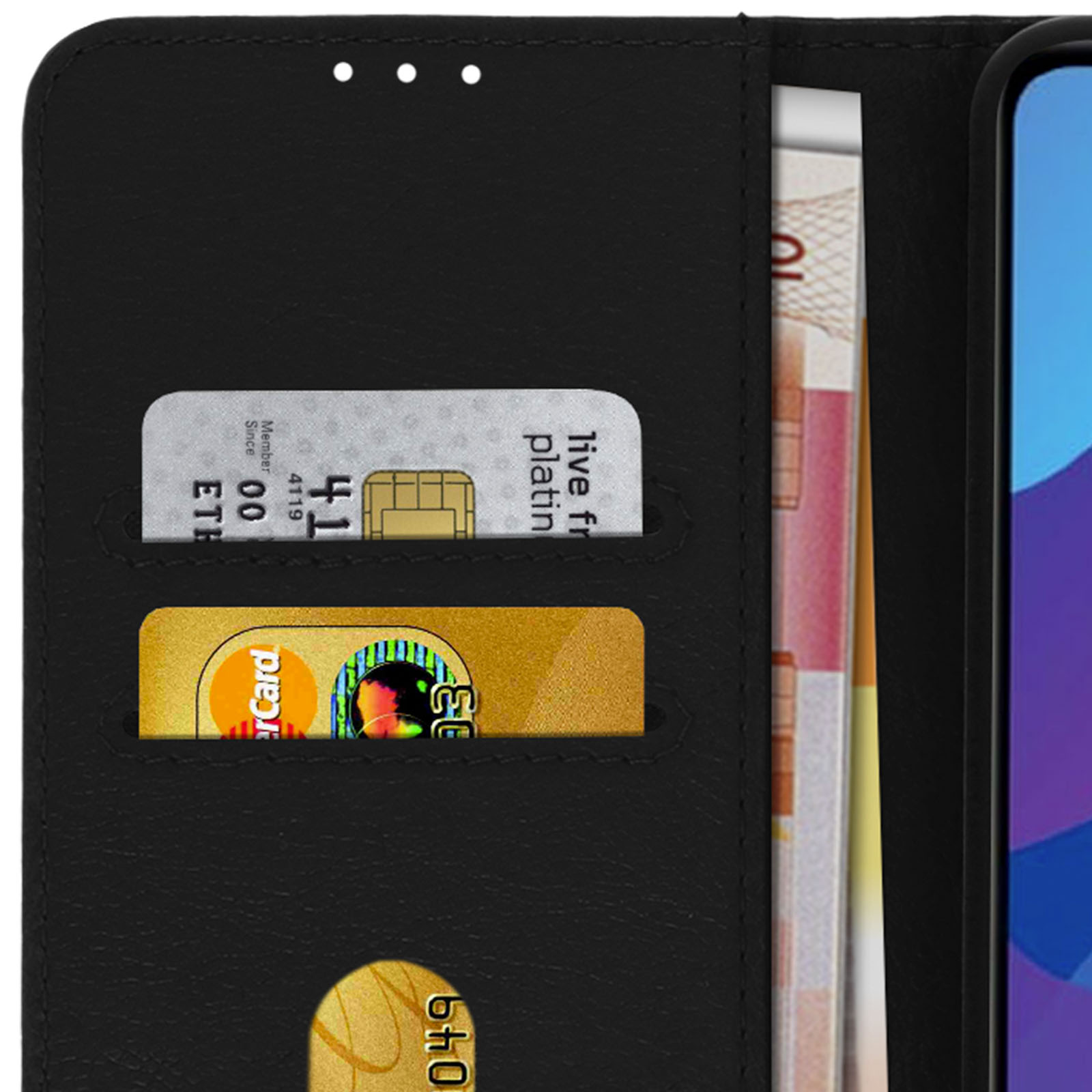 Custodia nera per telefono con carte di credito e contanti, vista ravvicinata.