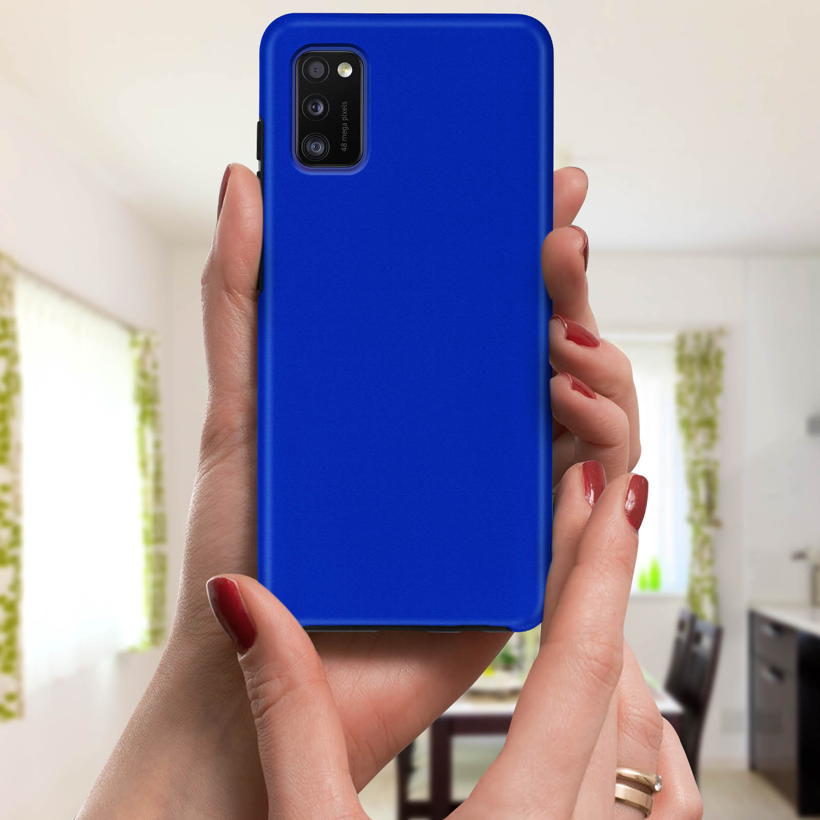 Una custodia blu per telefono. Il telefono è tenuto da due mani. Lo sfondo è una stanza.