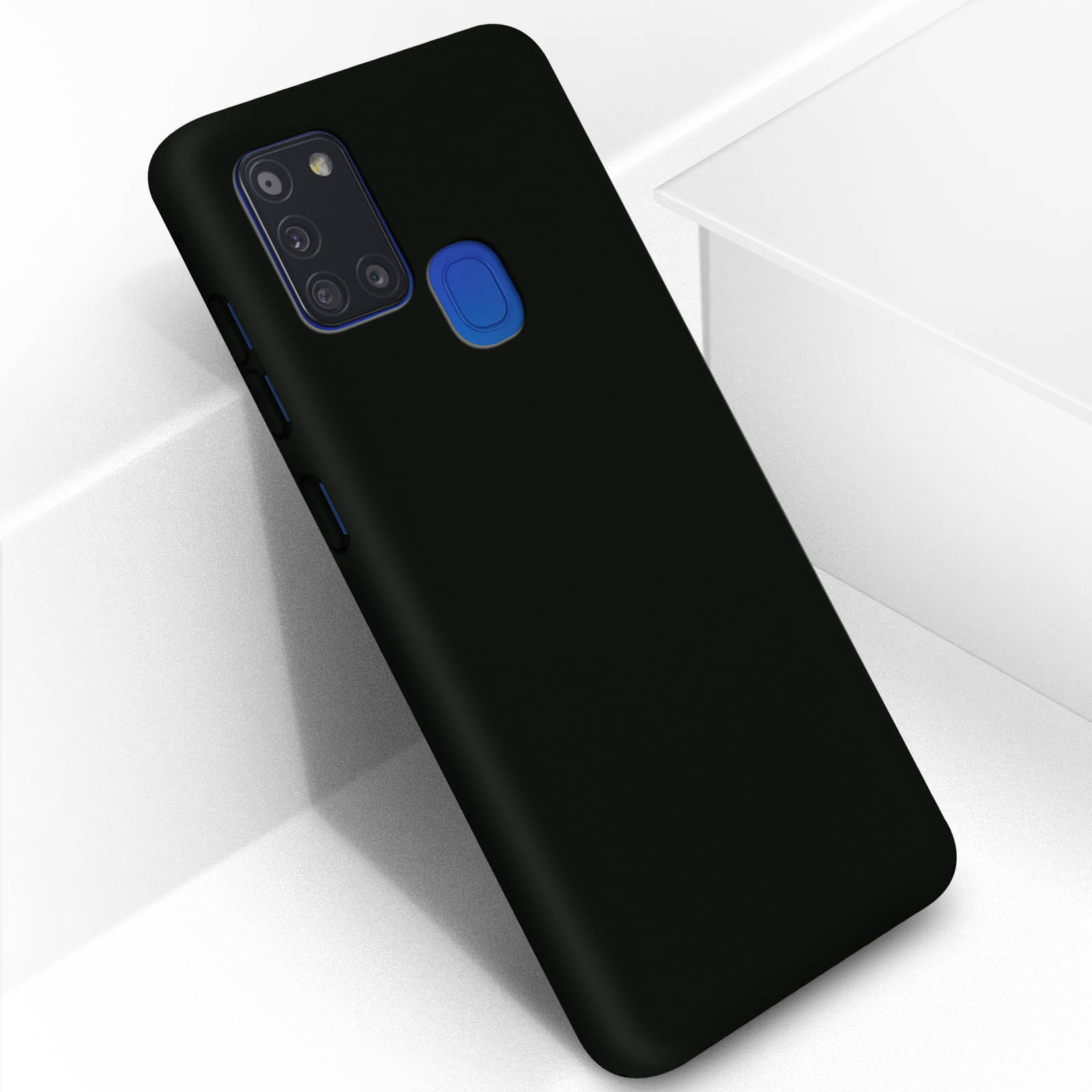 Coque de téléphone noire sur une surface blanche. La coque est pour un Samsung.