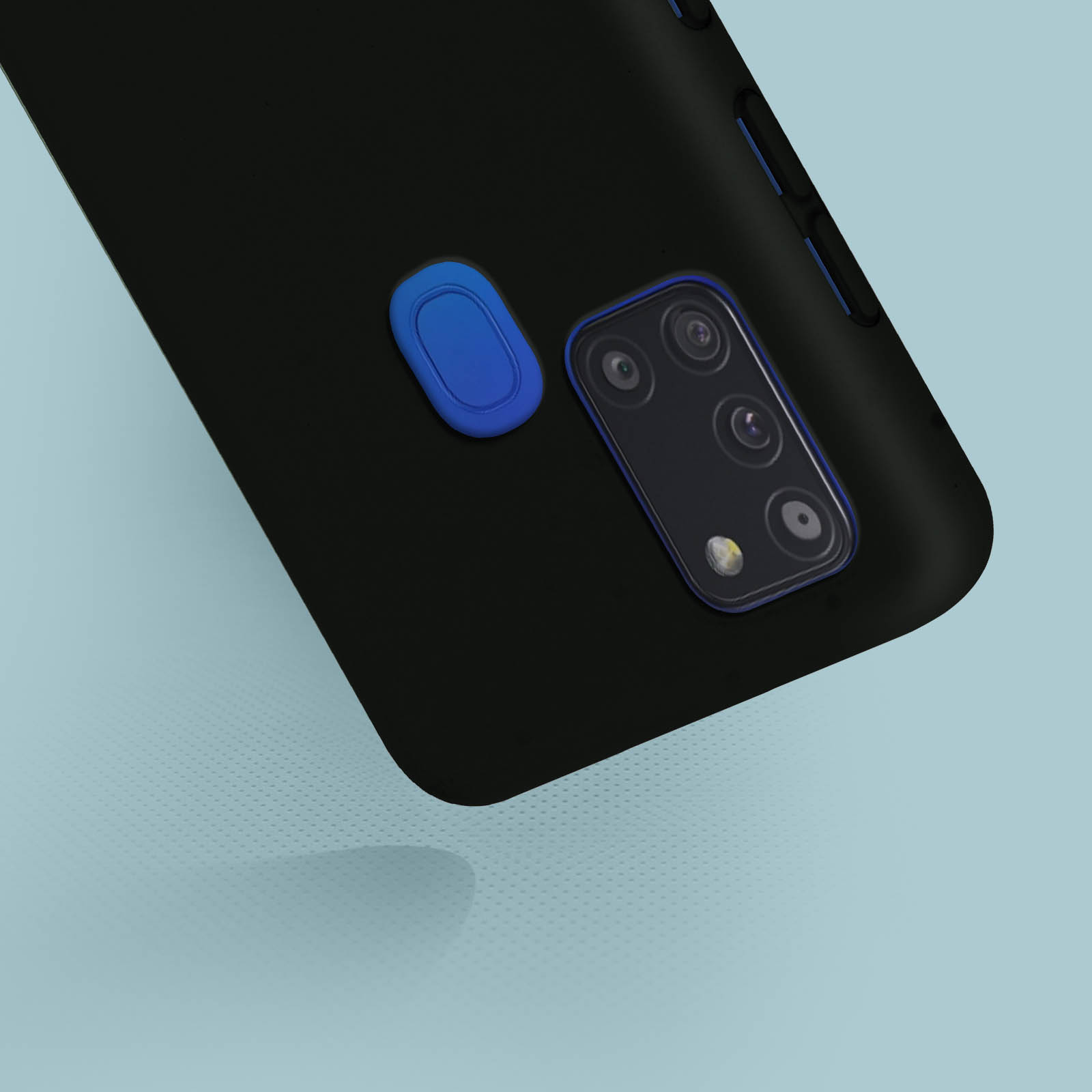 Gros plan sur une coque de téléphone noire avec des accents bleus autour de l'appareil photo et un capteur d'empreintes digitales bleu.