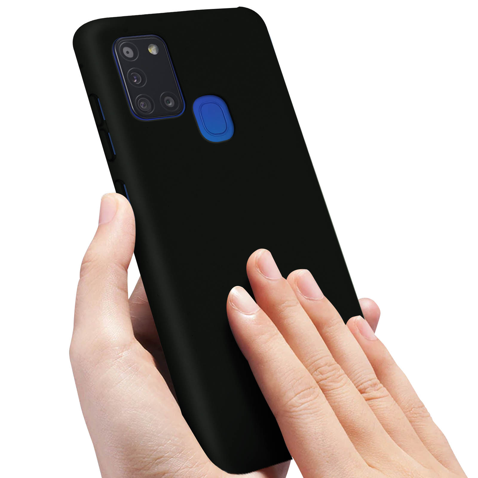 Main tenant une coque de téléphone noire. La coque a un module caméra et des détails bleus.