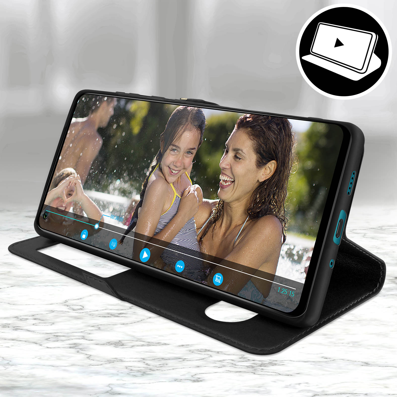 Un telefono in una custodia nera mostra un video con persone in acqua. La custodia è aperta su una superficie di marmo.