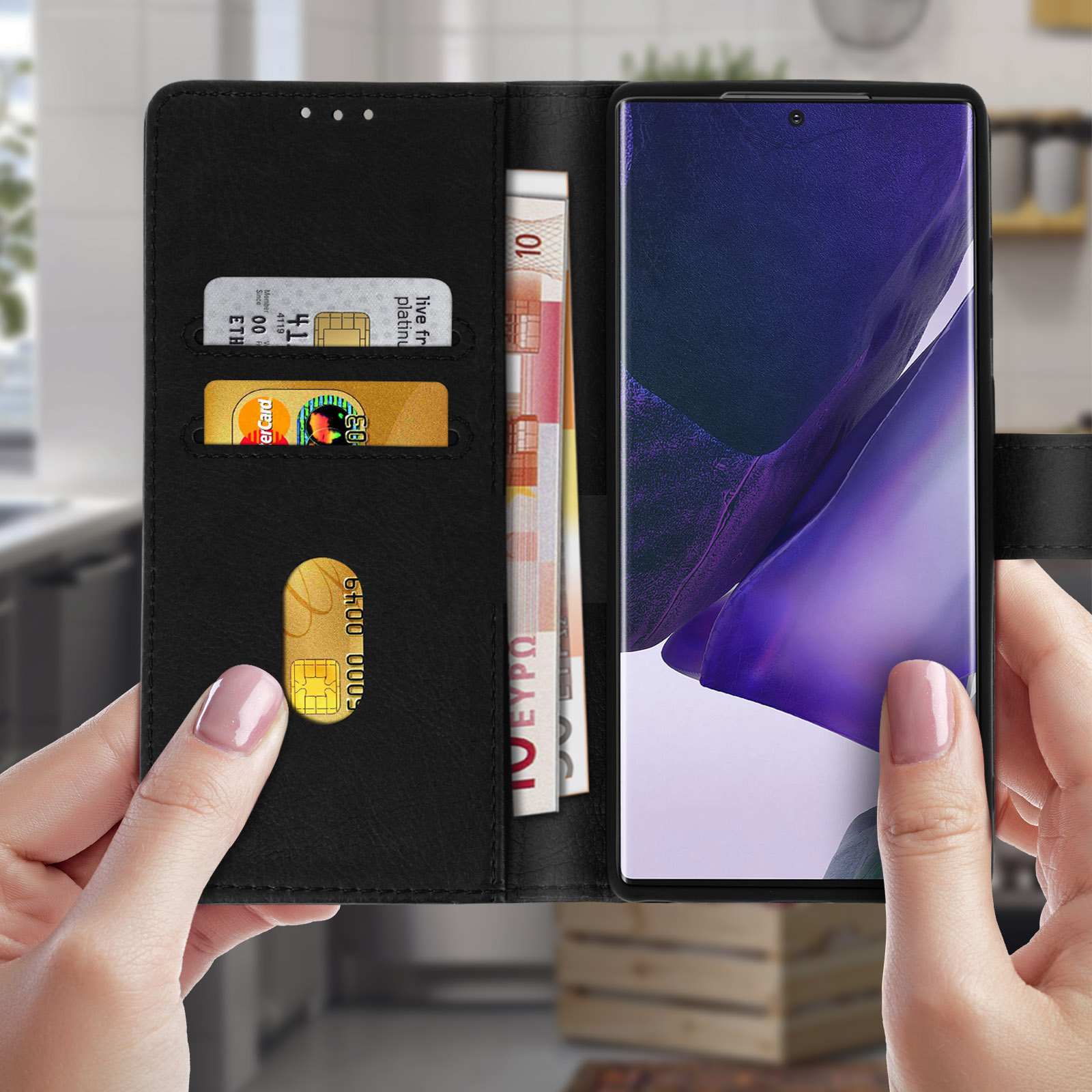 Étui de téléphone noir ouvert, montrant des cartes et de l'argent. Un téléphone à écran violet est visible.
