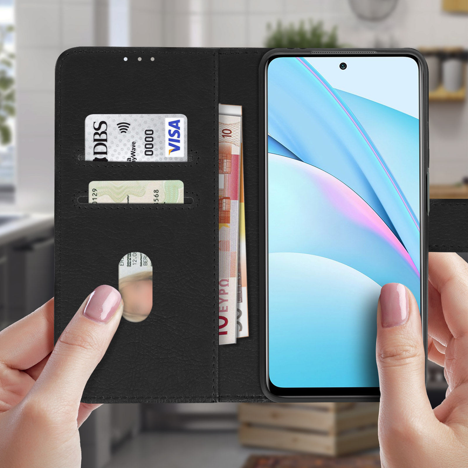 Un étui de téléphone ouvert, montrant de l'argent et des cartes. Le téléphone est dans un étui bleu et blanc.