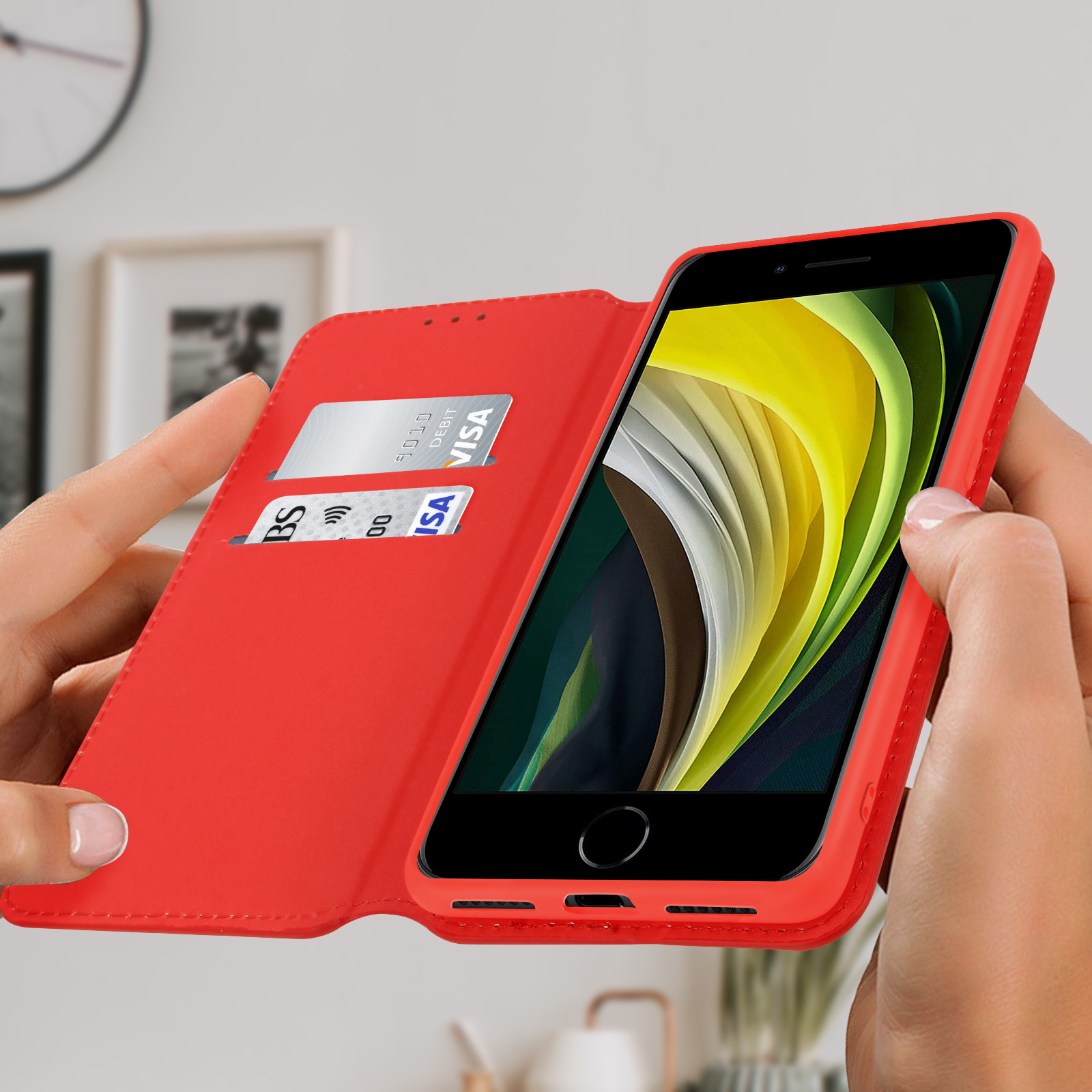 Coque de téléphone rouge avec téléphone à l'intérieur et carte de crédit et de débit insérées.
