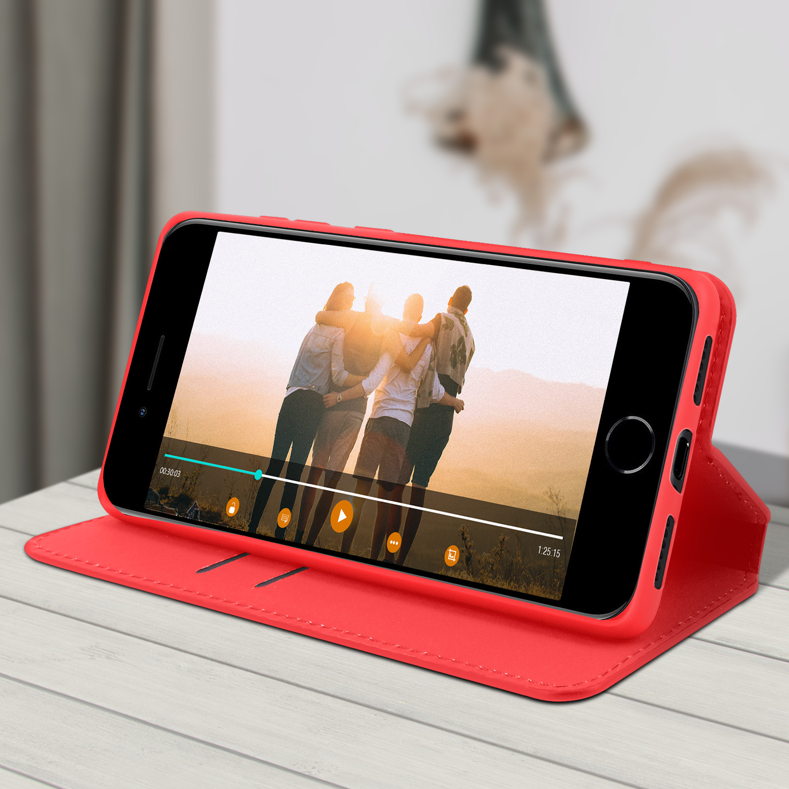 Coque de téléphone rouge ouverte montrant un téléphone diffusant une vidéo d'un groupe de personnes.