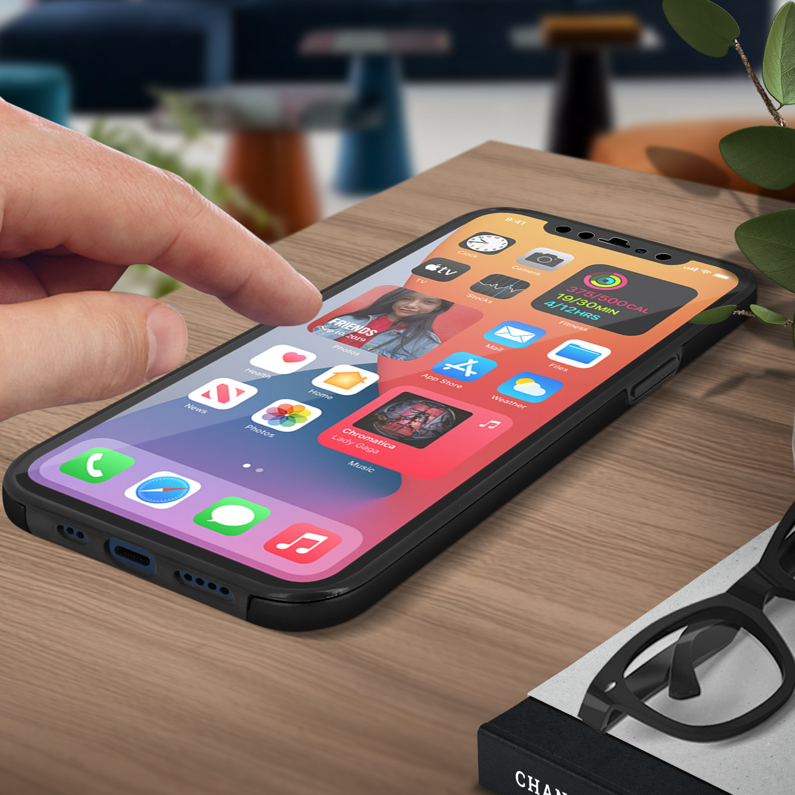 Telefoon met apps open, hand raakt het scherm aan, op een tafel.