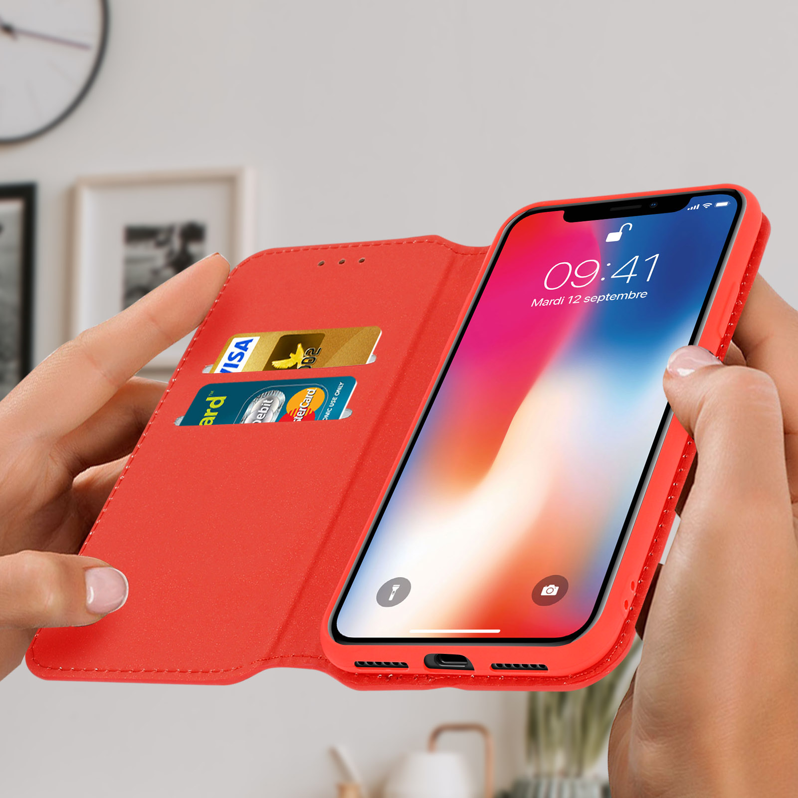 Una custodia rossa per telefono con uno smartphone all'interno. Il telefono mostra l'ora e ha due carte visibili.