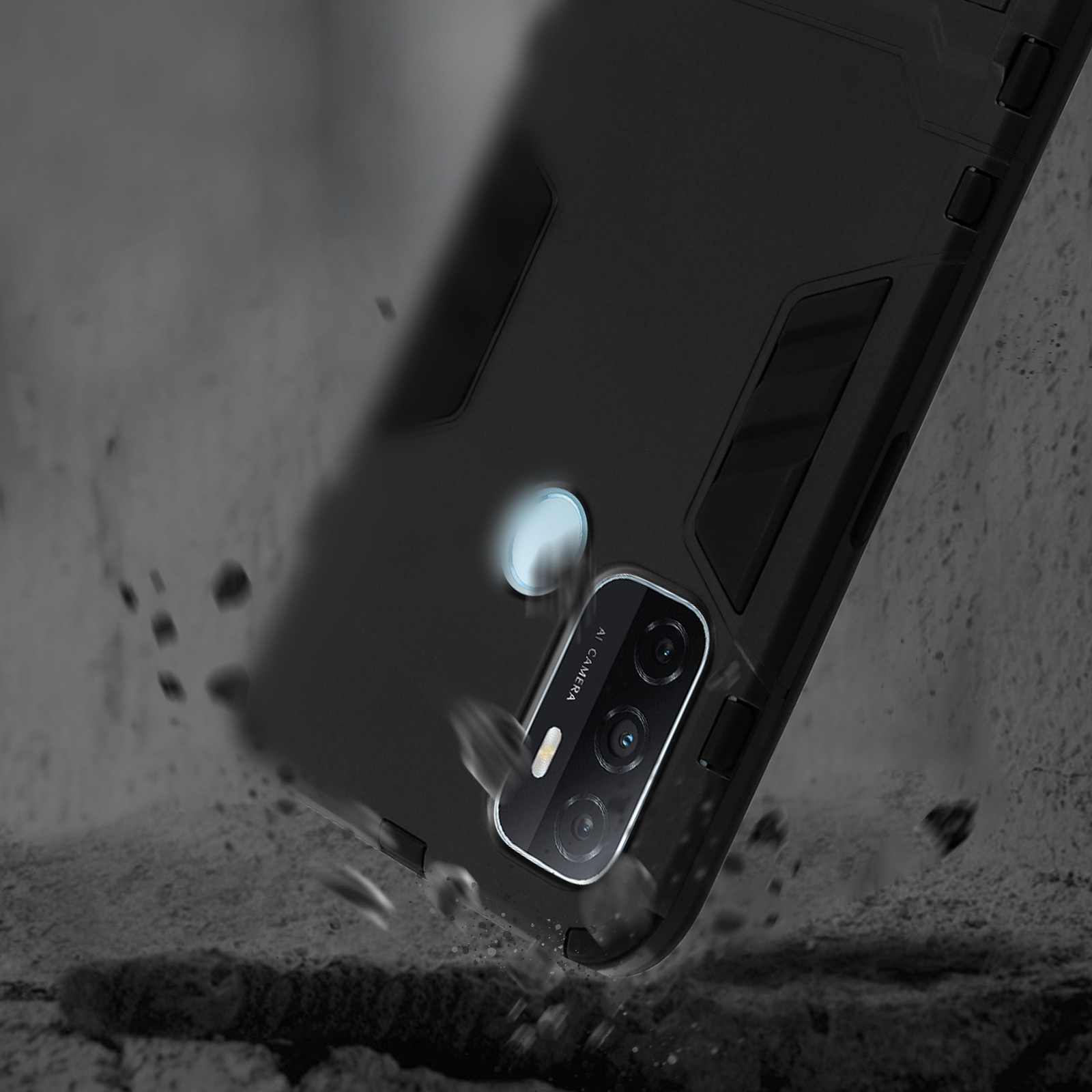Custodia nera per telefono su una superficie ruvida. L'obiettivo della fotocamera è a fuoco.