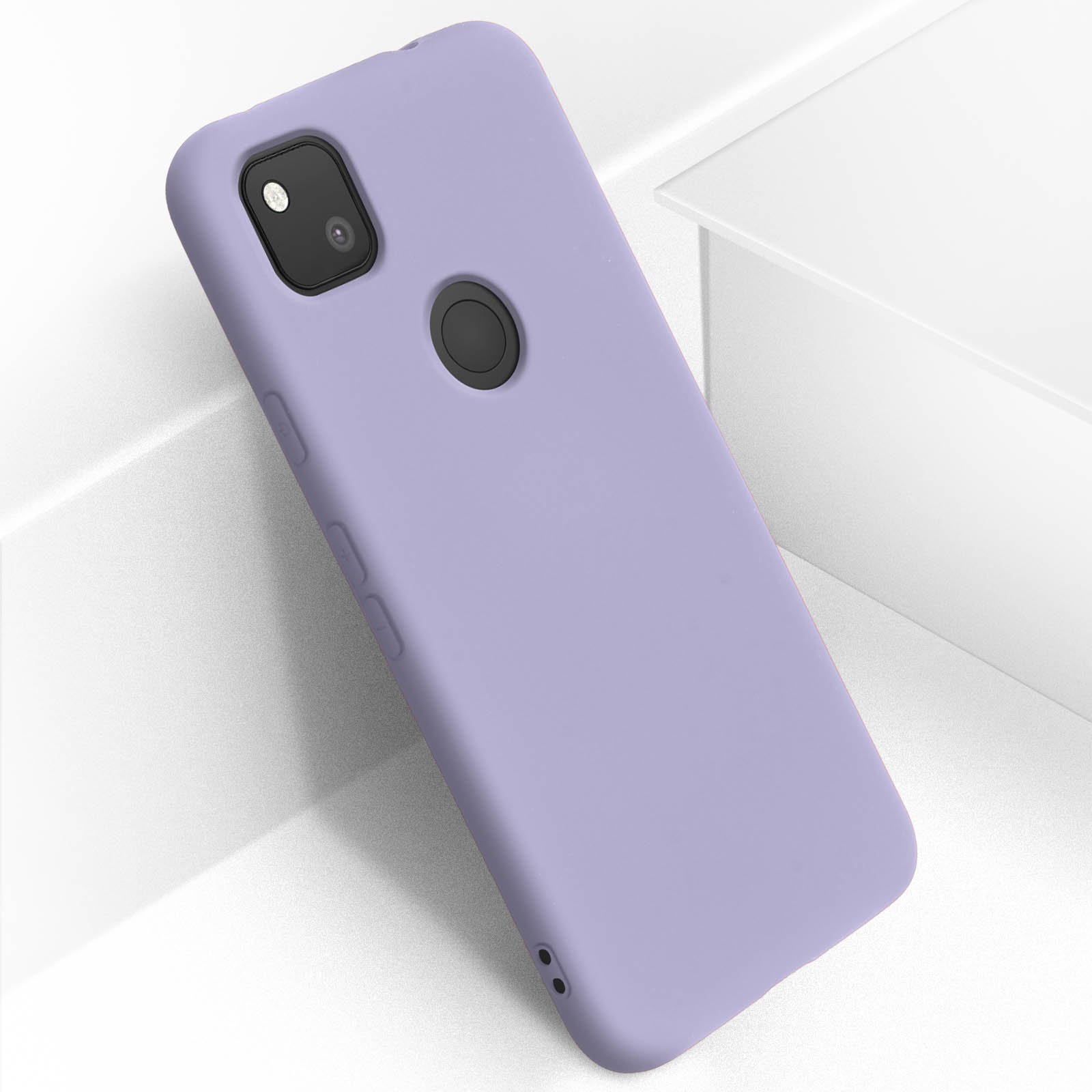 Una custodia per telefono lilla chiaro. La custodia è liscia e ha un ritaglio per la fotocamera e un pulsante.