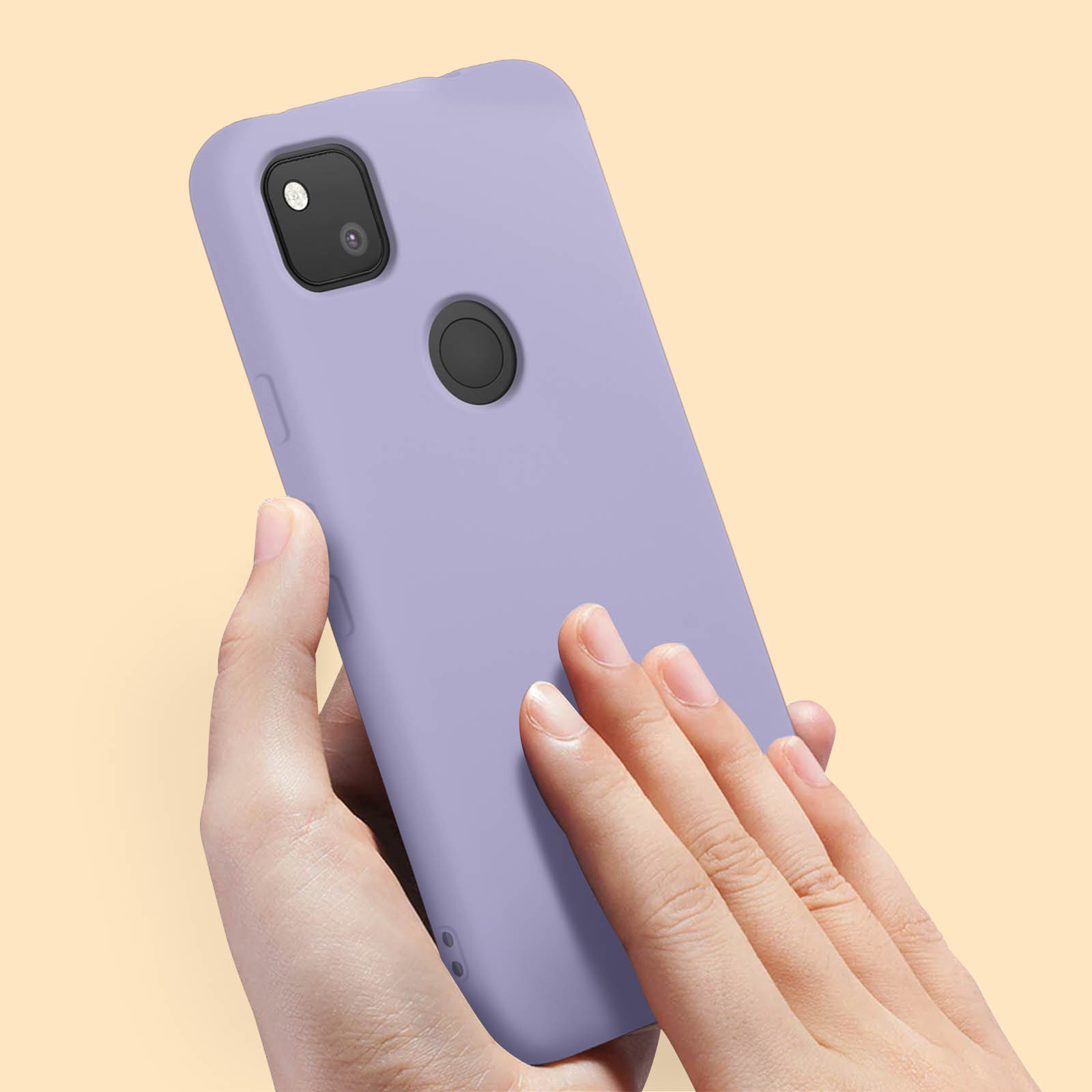 Una persona che tiene in mano un telefono viola con custodia, che mostra la fotocamera su sfondo pesca chiaro.