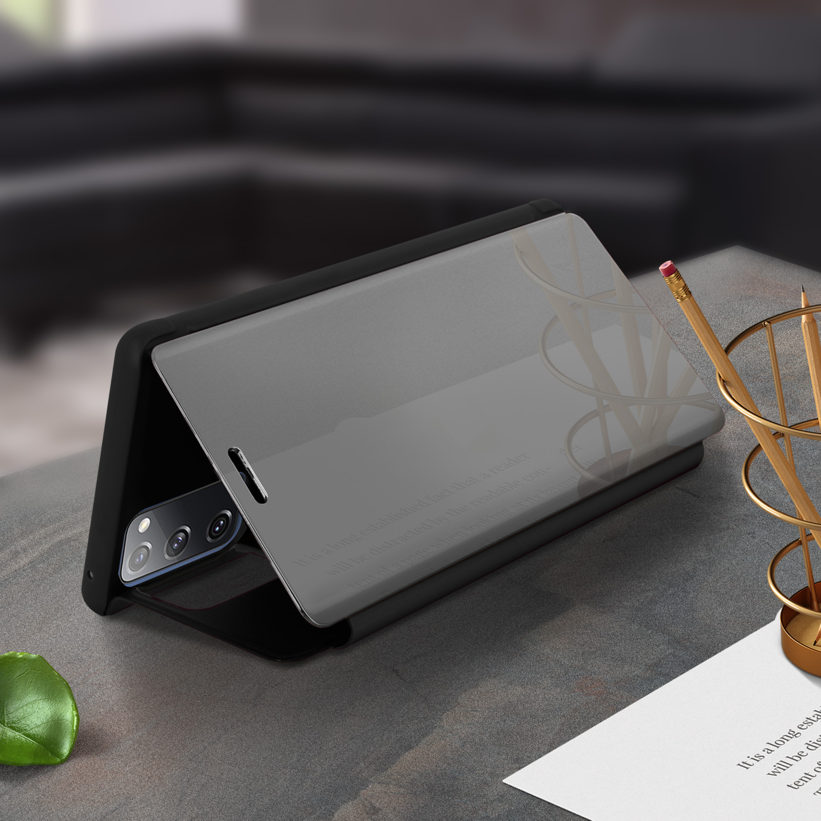 Un telefono nero in una custodia, sollevato, che mostra testo, con una matita e decorazioni.
