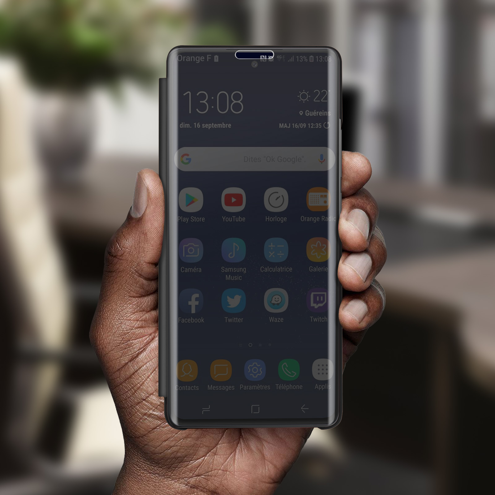 Una mano che tiene un telefono che mostra uno schermo. Lo schermo mostra una schermata iniziale.