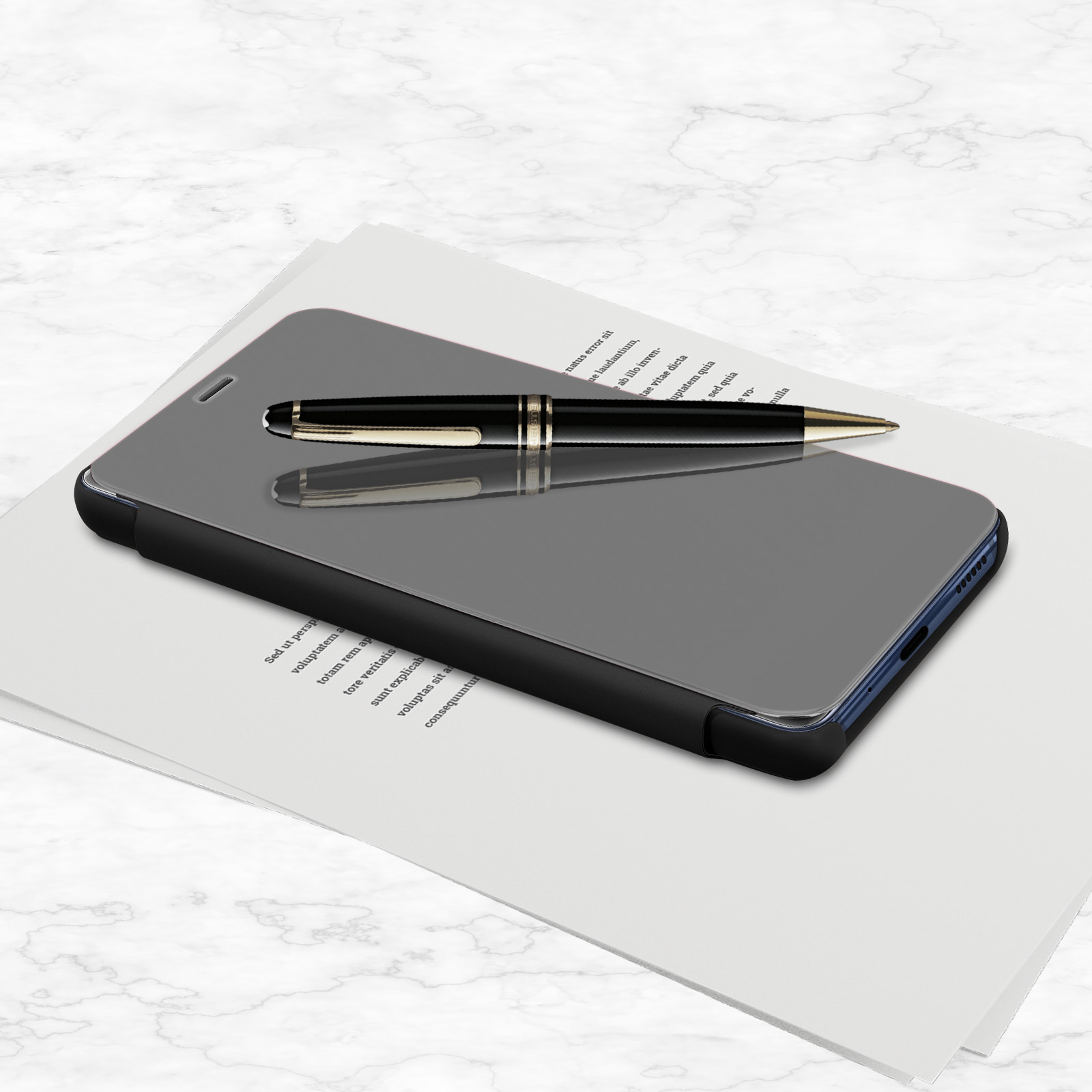 Una custodia per telefono è su un foglio di carta, con una penna sopra. Lo sfondo è marmo bianco.