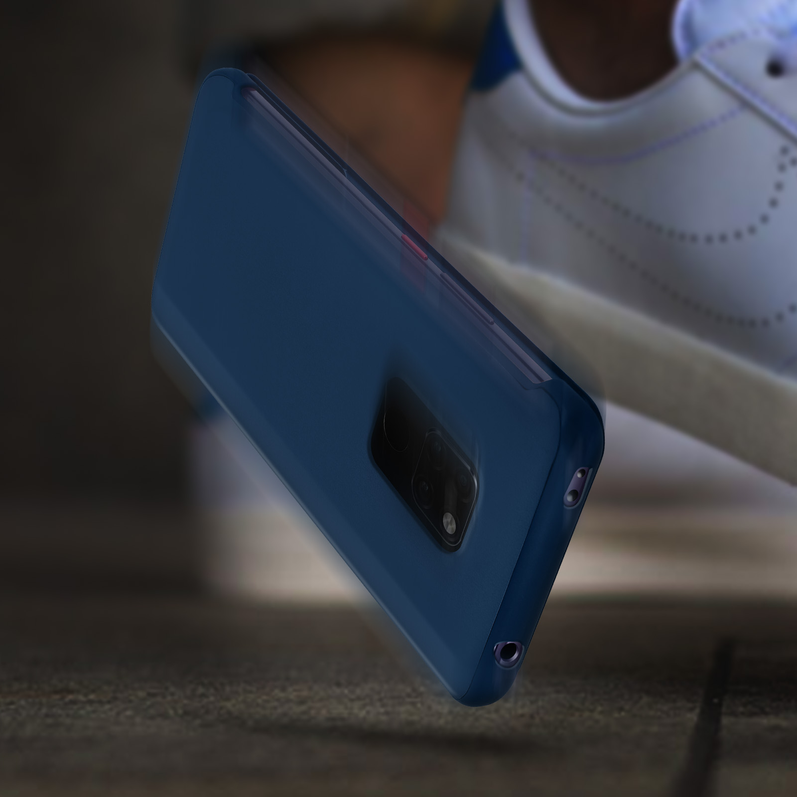 Custodia per telefono blu. Il telefono è visibile e una scarpa è sullo sfondo.