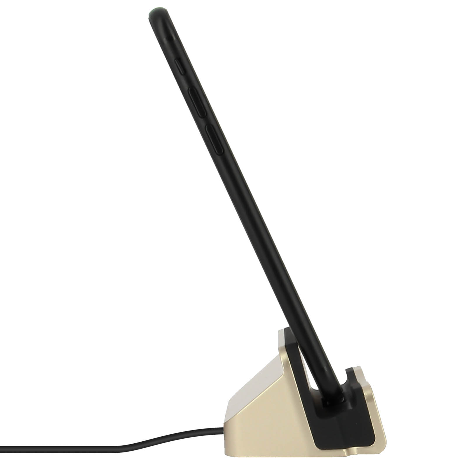 Telefono nero in un supporto dorato con un cavo di ricarica. Il telefono è angolato.