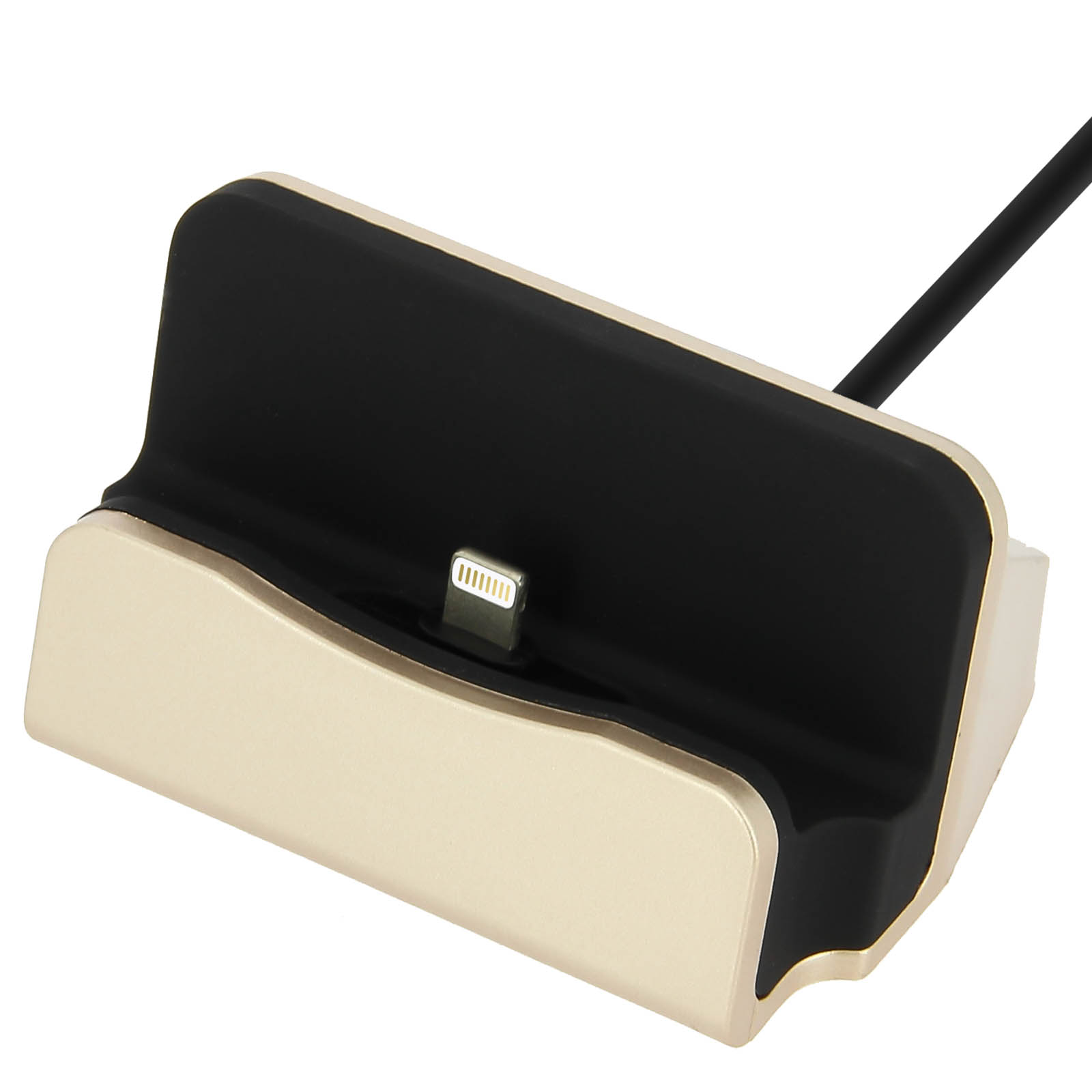 Una docking station oro e nera con porta lightning. Cavo nero collegato.