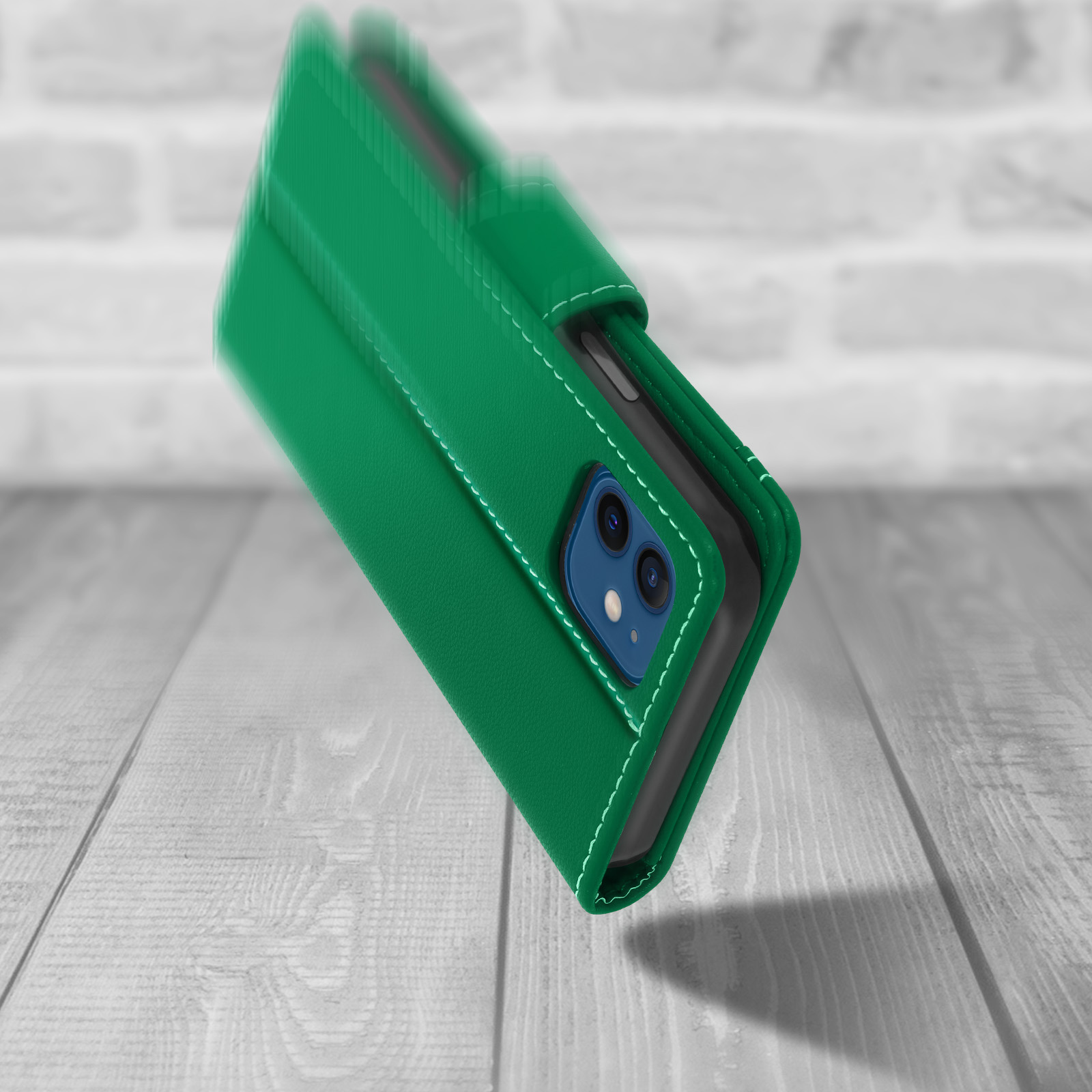 Een groene telefoonhoes is open. De telefoon heeft een blauw cameravierkant. De achtergrond is hout.