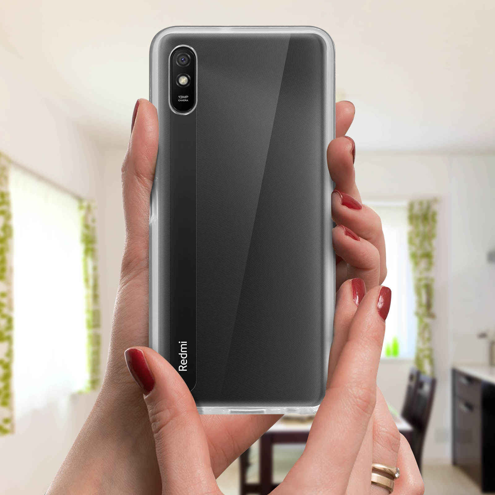 Un téléphone dans un étui transparent est tenu par des mains.