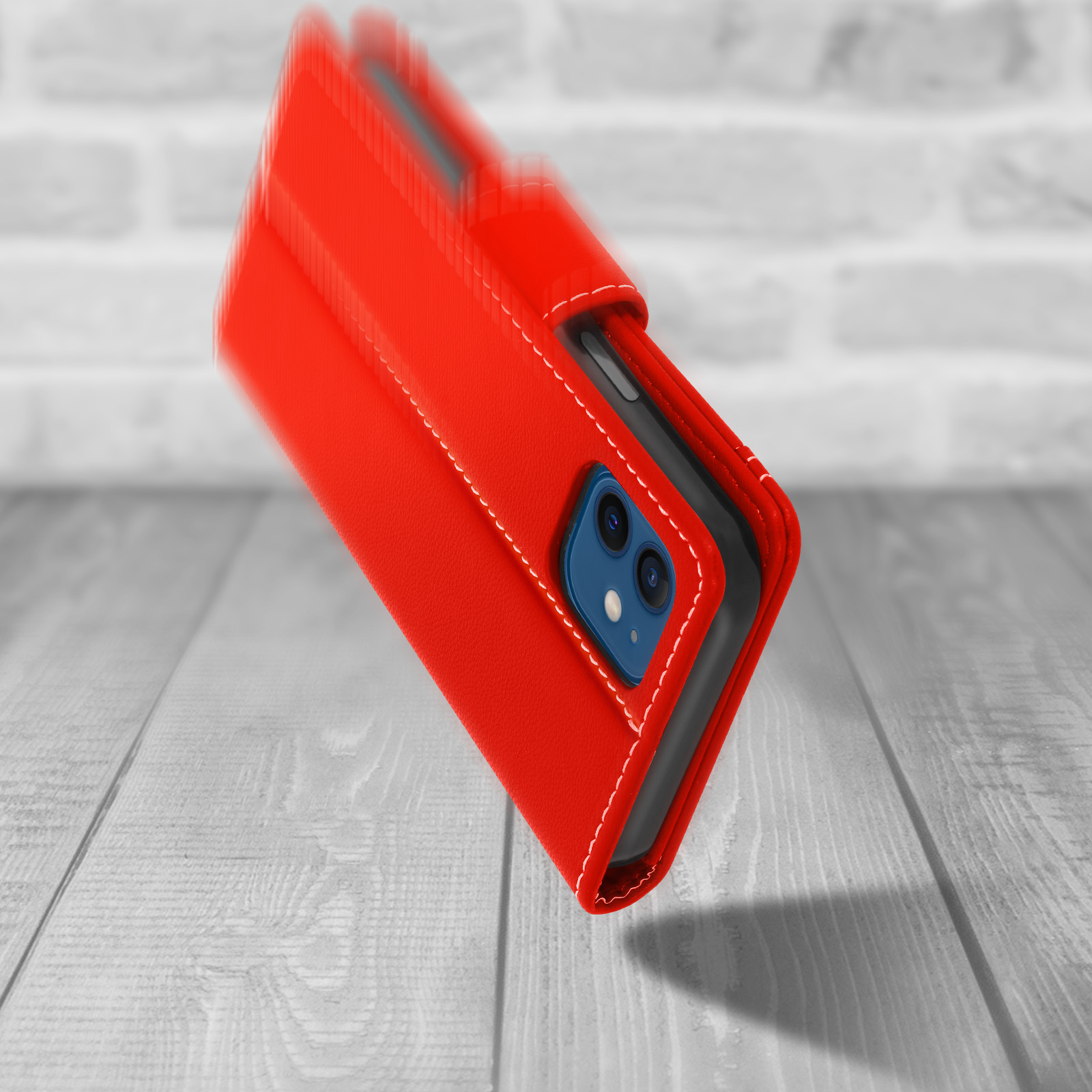 Coque de téléphone rouge avec un téléphone à l'intérieur. L'étui est ouvert et sur une surface en bois.